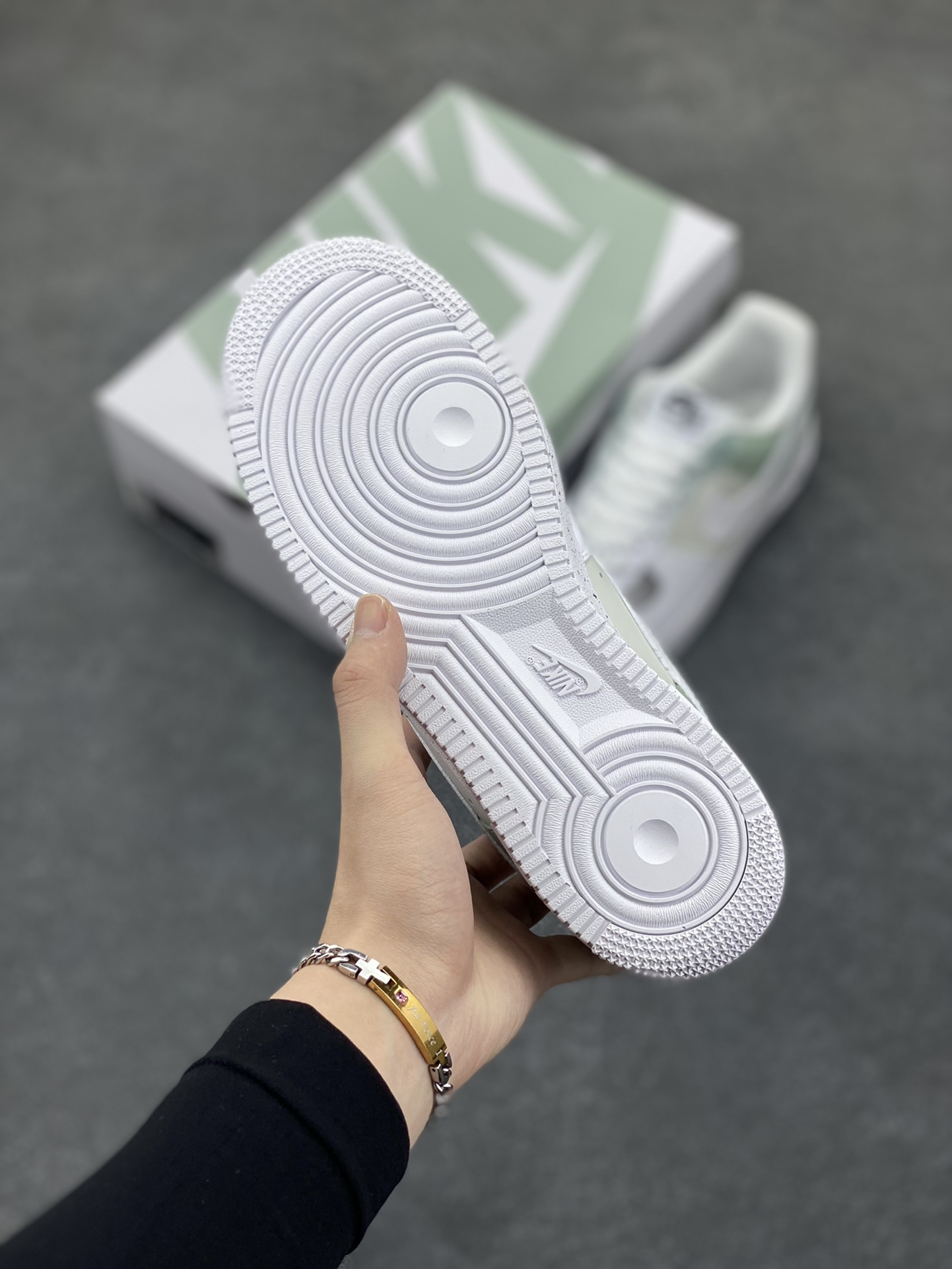 图片[5]-NIke Air Force 1 \’07 渐变绿泼墨 空军一号低帮休闲板鞋 原楦头原纸板 纯正空军版型 定制鞋盒 全掌内置全掌气垫 原厂中底钢印 拉帮完美 货号：MM6023-336 尺码：36 36.5 37.5 38 38.5 39 40 40.5 41 42 42.5 43 44 44.5 45-选品中心