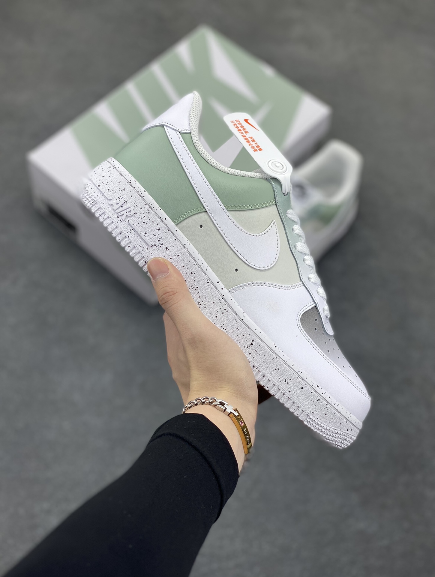 NIke Air Force 1 \’07 渐变绿泼墨 空军一号低帮休闲板鞋 原楦头原纸板 纯正空军版型 定制鞋盒 全掌内置全掌气垫 原厂中底钢印 拉帮完美 货号：MM6023-336 尺码：36 36.5 37.5 38 38.5 39 40 40.5 41 42 42.5 43 44 44.5 45-选品中心