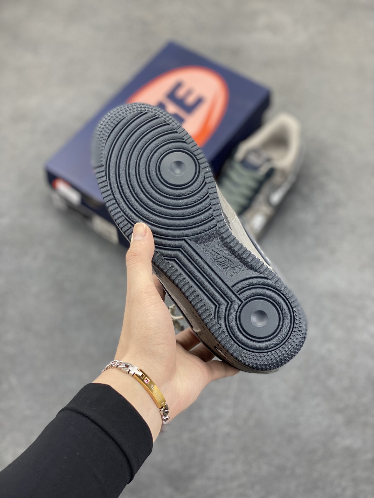 图片[5]-“箱子幽灵”Nike Air Force 1 “Box Ghost”#漫画系列 空军一号定制低帮板鞋 有一种闹鬼箱也叫幽灵箱，里LOST击败MEGA撒旦解锁，靠近后会出现小幽灵举起箱子攻击玩家，其掉落物本质上和普通箱子一样。 货号：CD1221-806 尺码：36 36.5 37.5 38 38.5 39 40 40.5 41 42 42.5 43 44 44.5 45-选品中心