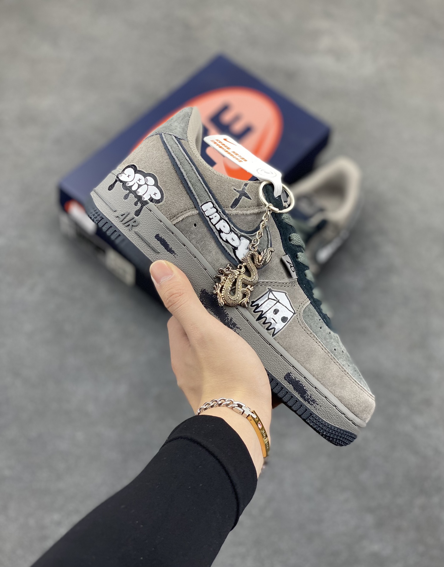 “箱子幽灵”Nike Air Force 1 “Box Ghost”#漫画系列 空军一号定制低帮板鞋 有一种闹鬼箱也叫幽灵箱，里LOST击败MEGA撒旦解锁，靠近后会出现小幽灵举起箱子攻击玩家，其掉落物本质上和普通箱子一样。 货号：CD1221-806 尺码：36 36.5 37.5 38 38.5 39 40 40.5 41 42 42.5 43 44 44.5 45-选品中心