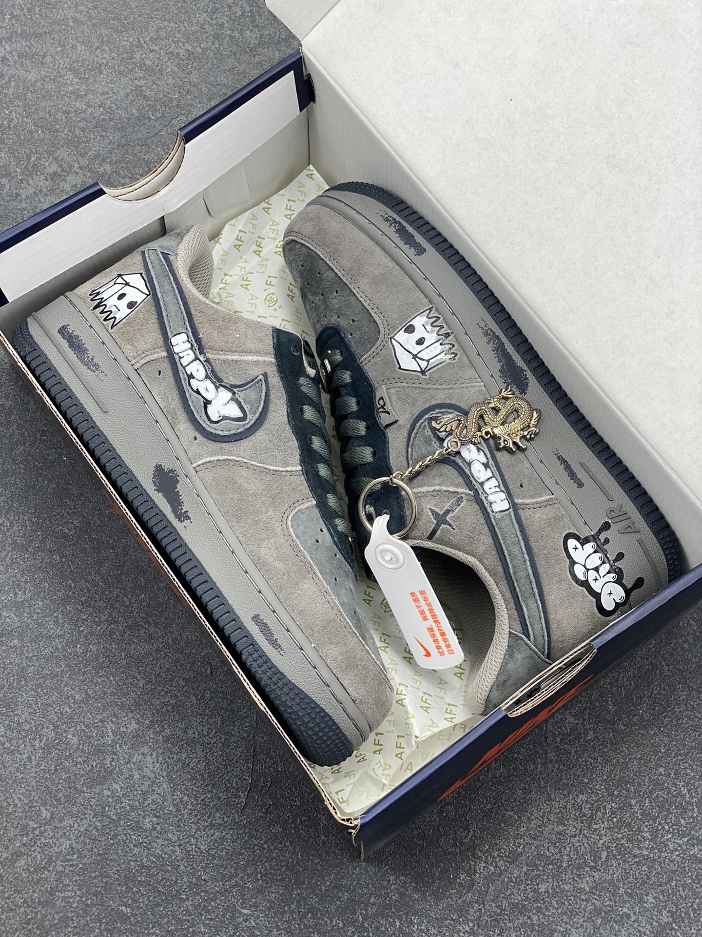 图片[9]-“箱子幽灵”Nike Air Force 1 “Box Ghost”#漫画系列 空军一号定制低帮板鞋 有一种闹鬼箱也叫幽灵箱，里LOST击败MEGA撒旦解锁，靠近后会出现小幽灵举起箱子攻击玩家，其掉落物本质上和普通箱子一样。 货号：CD1221-806 尺码：36 36.5 37.5 38 38.5 39 40 40.5 41 42 42.5 43 44 44.5 45-选品中心