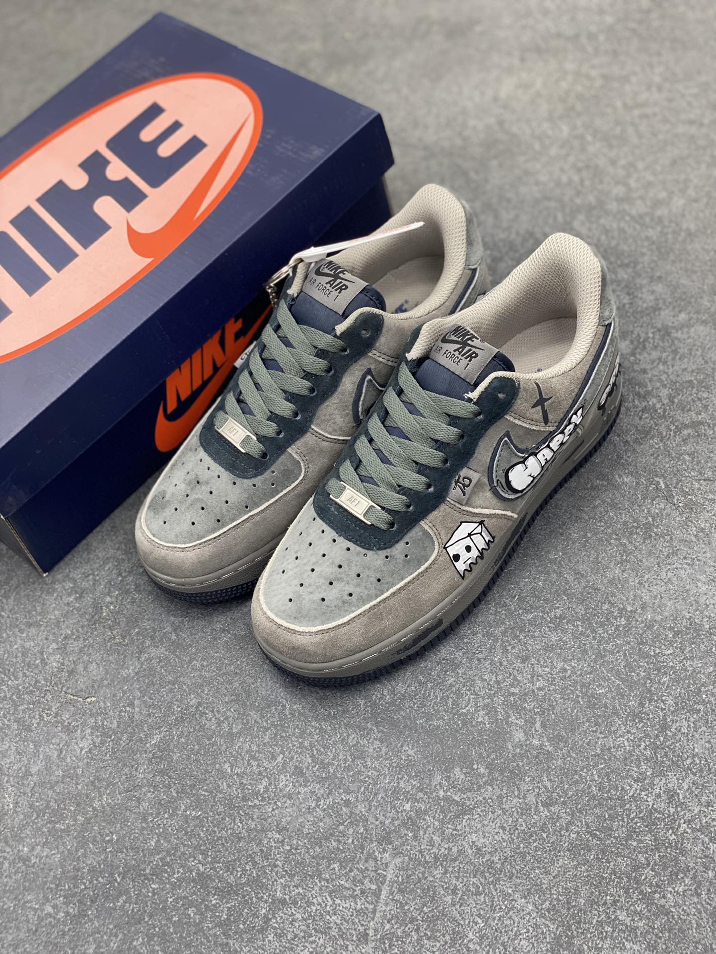 图片[8]-“箱子幽灵”Nike Air Force 1 “Box Ghost”#漫画系列 空军一号定制低帮板鞋 有一种闹鬼箱也叫幽灵箱，里LOST击败MEGA撒旦解锁，靠近后会出现小幽灵举起箱子攻击玩家，其掉落物本质上和普通箱子一样。 货号：CD1221-806 尺码：36 36.5 37.5 38 38.5 39 40 40.5 41 42 42.5 43 44 44.5 45-选品中心