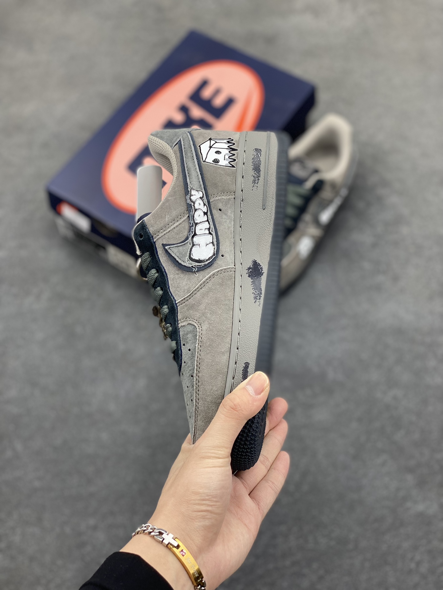 图片[3]-“箱子幽灵”Nike Air Force 1 “Box Ghost”#漫画系列 空军一号定制低帮板鞋 有一种闹鬼箱也叫幽灵箱，里LOST击败MEGA撒旦解锁，靠近后会出现小幽灵举起箱子攻击玩家，其掉落物本质上和普通箱子一样。 货号：CD1221-806 尺码：36 36.5 37.5 38 38.5 39 40 40.5 41 42 42.5 43 44 44.5 45-选品中心