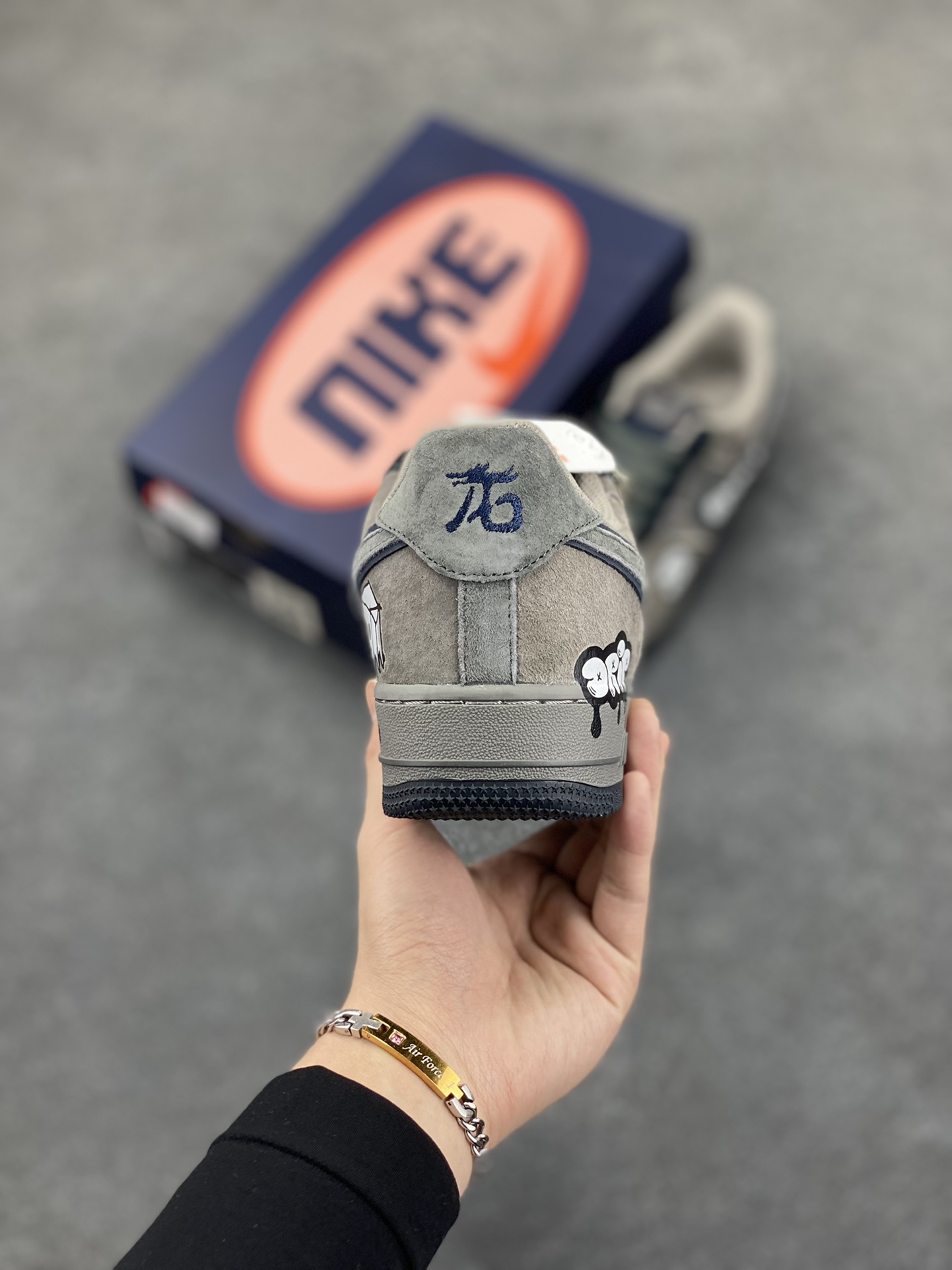 图片[4]-“箱子幽灵”Nike Air Force 1 “Box Ghost”#漫画系列 空军一号定制低帮板鞋 有一种闹鬼箱也叫幽灵箱，里LOST击败MEGA撒旦解锁，靠近后会出现小幽灵举起箱子攻击玩家，其掉落物本质上和普通箱子一样。 货号：CD1221-806 尺码：36 36.5 37.5 38 38.5 39 40 40.5 41 42 42.5 43 44 44.5 45-选品中心