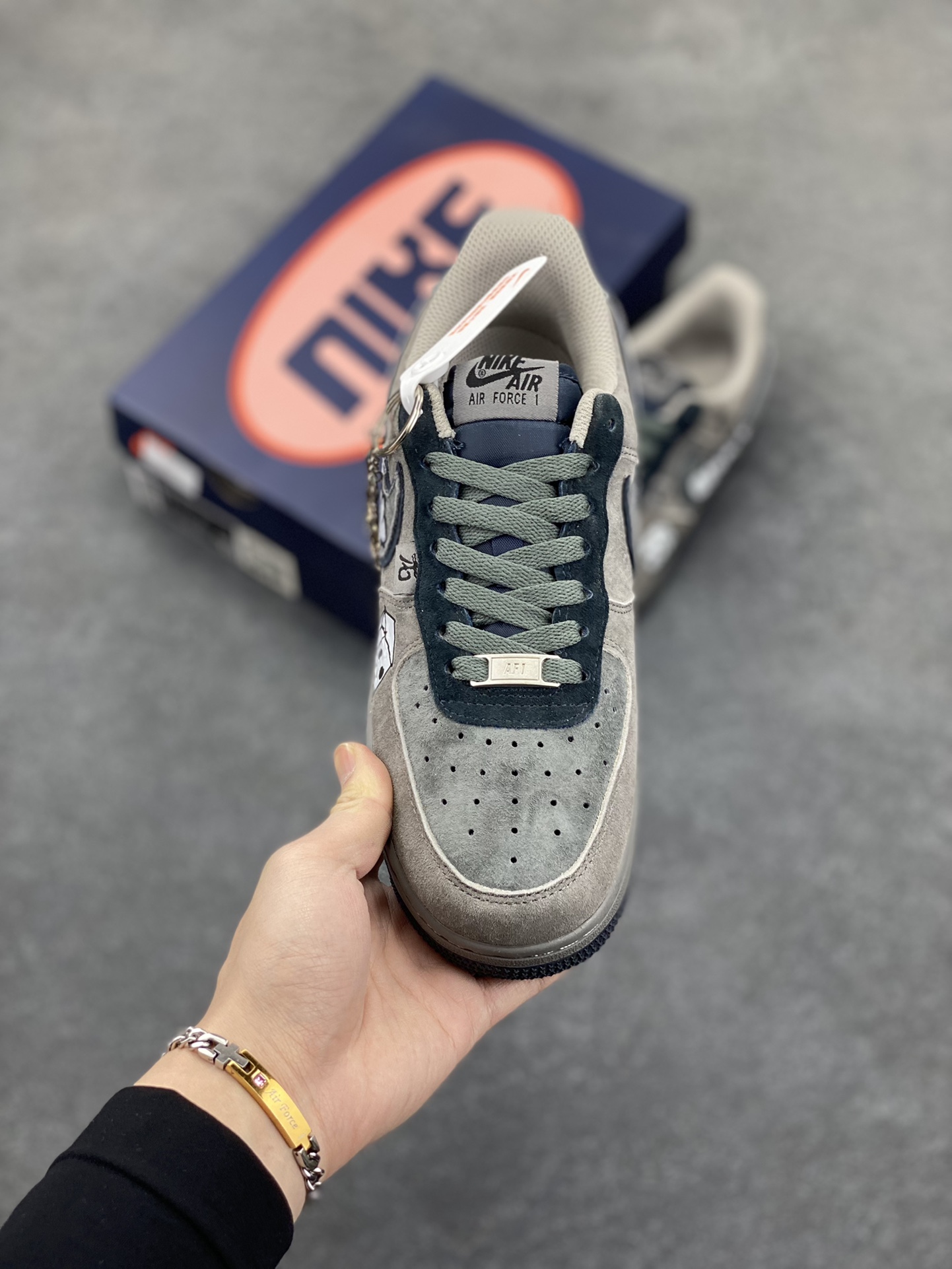 图片[2]-“箱子幽灵”Nike Air Force 1 “Box Ghost”#漫画系列 空军一号定制低帮板鞋 有一种闹鬼箱也叫幽灵箱，里LOST击败MEGA撒旦解锁，靠近后会出现小幽灵举起箱子攻击玩家，其掉落物本质上和普通箱子一样。 货号：CD1221-806 尺码：36 36.5 37.5 38 38.5 39 40 40.5 41 42 42.5 43 44 44.5 45-选品中心