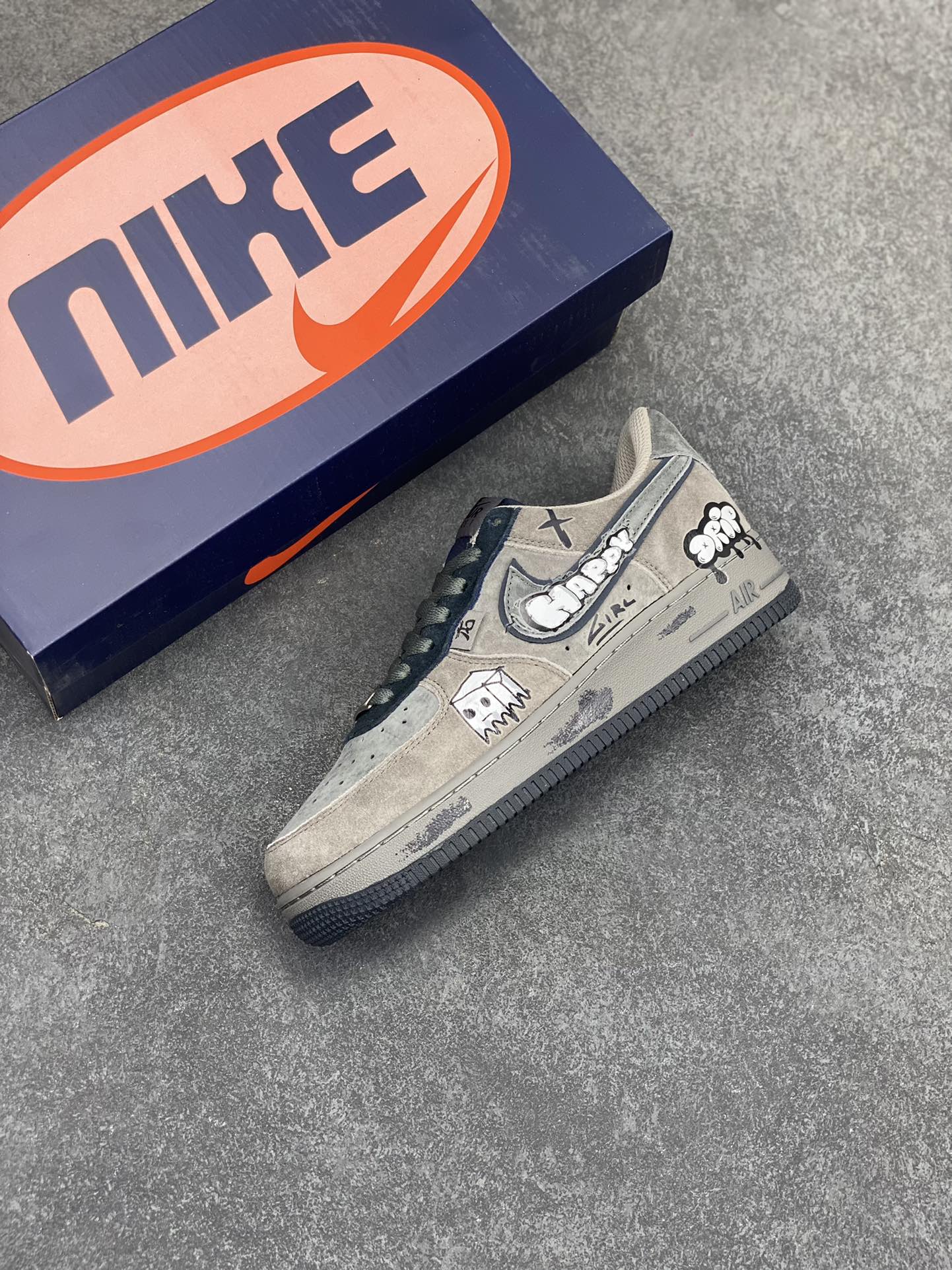 图片[7]-“箱子幽灵”Nike Air Force 1 “Box Ghost”#漫画系列 空军一号定制低帮板鞋 有一种闹鬼箱也叫幽灵箱，里LOST击败MEGA撒旦解锁，靠近后会出现小幽灵举起箱子攻击玩家，其掉落物本质上和普通箱子一样。 货号：CD1221-806 尺码：36 36.5 37.5 38 38.5 39 40 40.5 41 42 42.5 43 44 44.5 45-选品中心