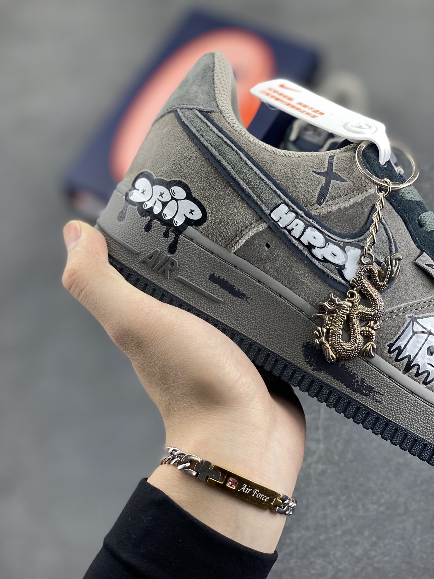 图片[6]-“箱子幽灵”Nike Air Force 1 “Box Ghost”#漫画系列 空军一号定制低帮板鞋 有一种闹鬼箱也叫幽灵箱，里LOST击败MEGA撒旦解锁，靠近后会出现小幽灵举起箱子攻击玩家，其掉落物本质上和普通箱子一样。 货号：CD1221-806 尺码：36 36.5 37.5 38 38.5 39 40 40.5 41 42 42.5 43 44 44.5 45-选品中心