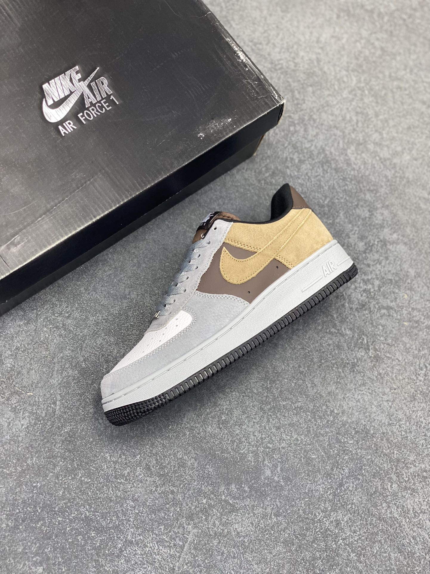 图片[7]-Nike Air Force 1 Low 空军一号低帮百搭休闲运动板鞋。柔软、弹性十足的缓震性能和出色的中底设计，横跨复古与现代的外型结合，造就出风靡全球三十多年的Force 1，直到今天还深受青睐。 货号：HQ3618-115 尺码：36 37.5 38 39 40 41 42 43 44 45-选品中心