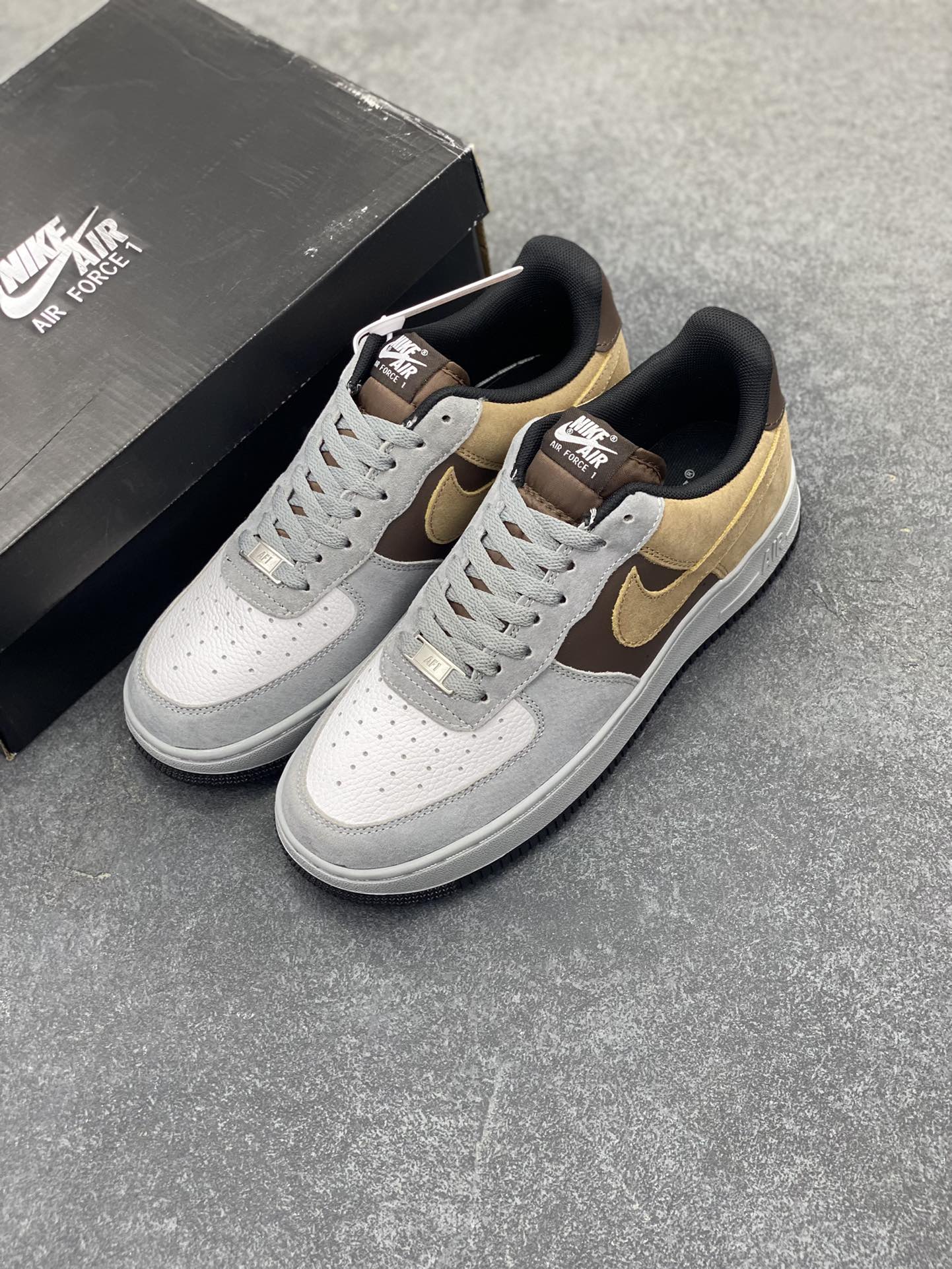 图片[8]-Nike Air Force 1 Low 空军一号低帮百搭休闲运动板鞋。柔软、弹性十足的缓震性能和出色的中底设计，横跨复古与现代的外型结合，造就出风靡全球三十多年的Force 1，直到今天还深受青睐。 货号：HQ3618-115 尺码：36 37.5 38 39 40 41 42 43 44 45-选品中心