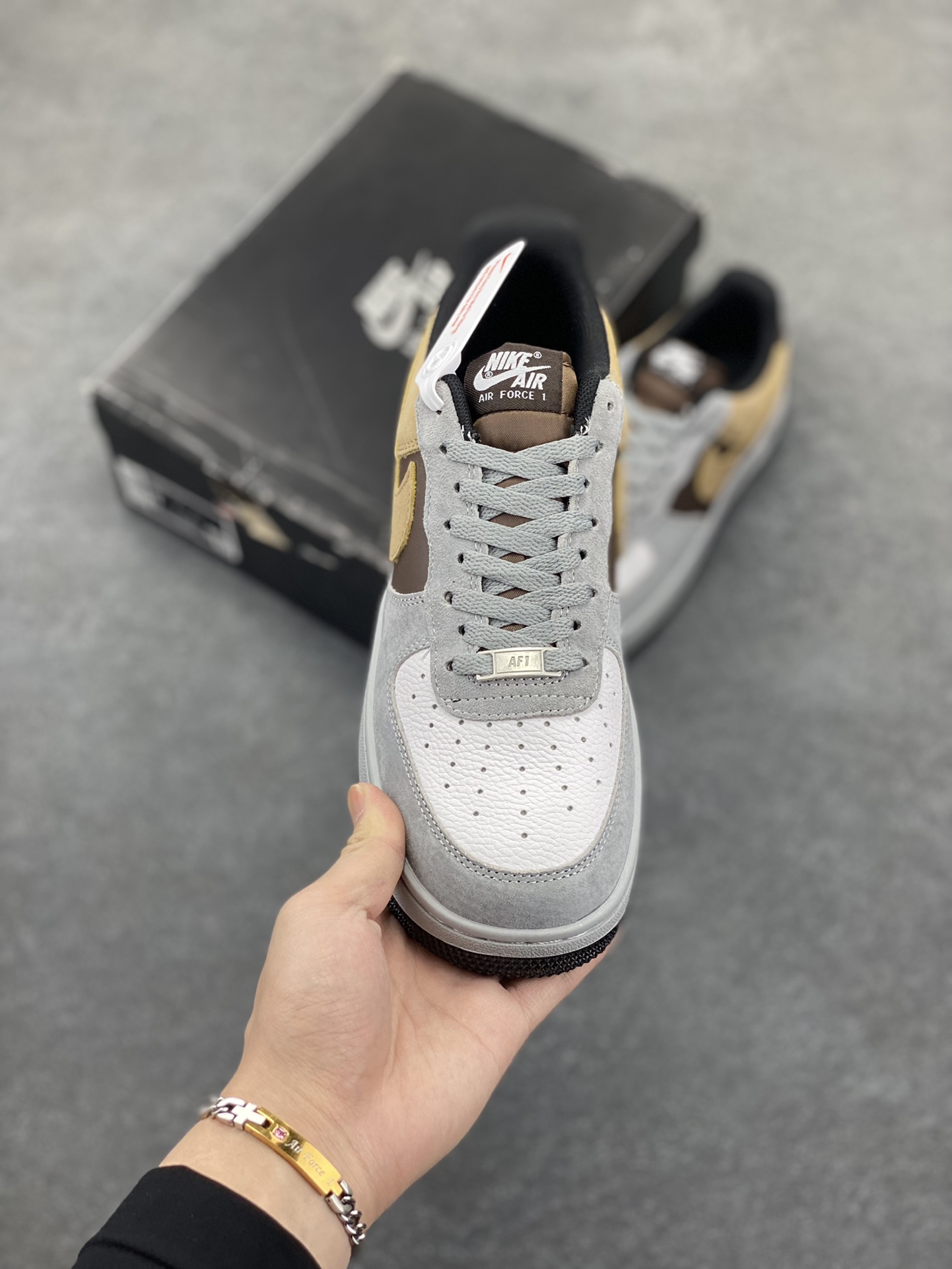 图片[2]-Nike Air Force 1 Low 空军一号低帮百搭休闲运动板鞋。柔软、弹性十足的缓震性能和出色的中底设计，横跨复古与现代的外型结合，造就出风靡全球三十多年的Force 1，直到今天还深受青睐。 货号：HQ3618-115 尺码：36 37.5 38 39 40 41 42 43 44 45-选品中心