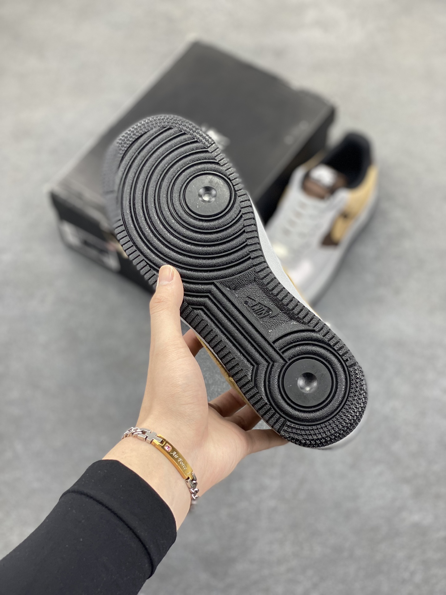 图片[5]-Nike Air Force 1 Low 空军一号低帮百搭休闲运动板鞋。柔软、弹性十足的缓震性能和出色的中底设计，横跨复古与现代的外型结合，造就出风靡全球三十多年的Force 1，直到今天还深受青睐。 货号：HQ3618-115 尺码：36 37.5 38 39 40 41 42 43 44 45-选品中心