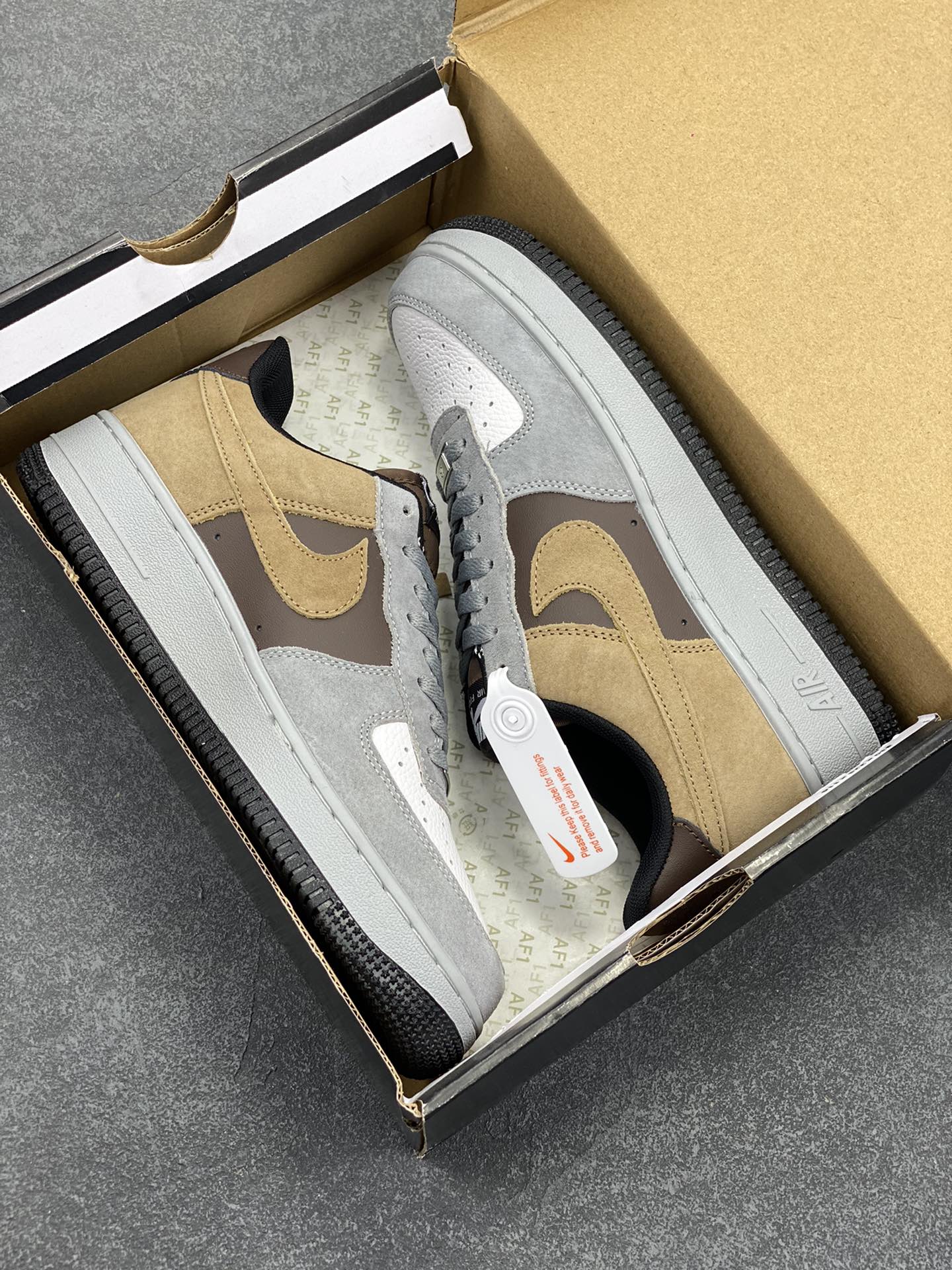 图片[9]-Nike Air Force 1 Low 空军一号低帮百搭休闲运动板鞋。柔软、弹性十足的缓震性能和出色的中底设计，横跨复古与现代的外型结合，造就出风靡全球三十多年的Force 1，直到今天还深受青睐。 货号：HQ3618-115 尺码：36 37.5 38 39 40 41 42 43 44 45-选品中心