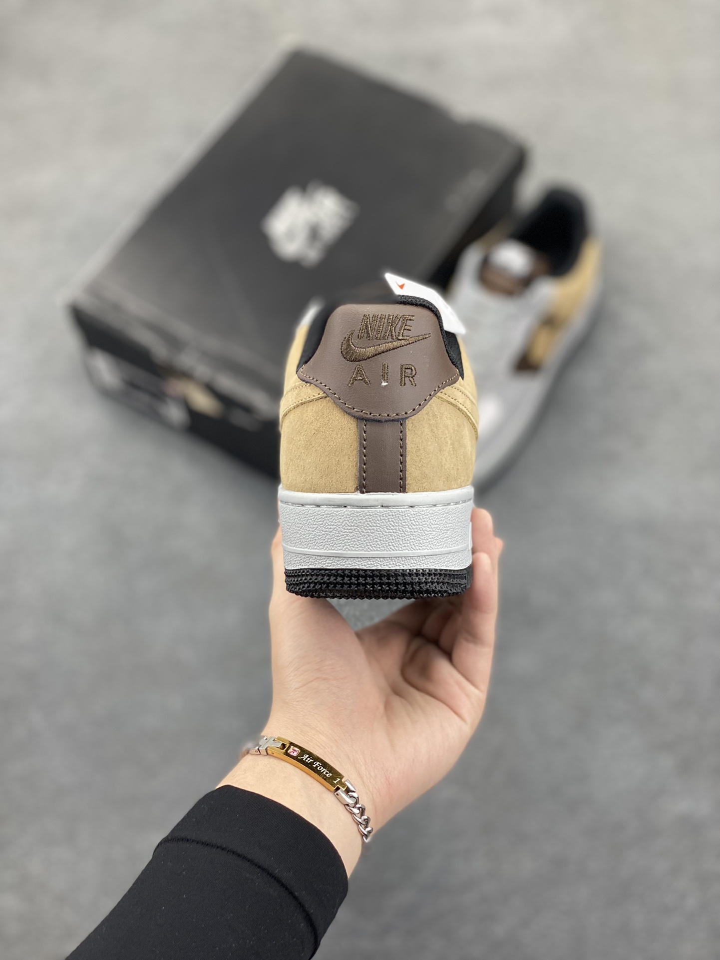 图片[4]-Nike Air Force 1 Low 空军一号低帮百搭休闲运动板鞋。柔软、弹性十足的缓震性能和出色的中底设计，横跨复古与现代的外型结合，造就出风靡全球三十多年的Force 1，直到今天还深受青睐。 货号：HQ3618-115 尺码：36 37.5 38 39 40 41 42 43 44 45-选品中心