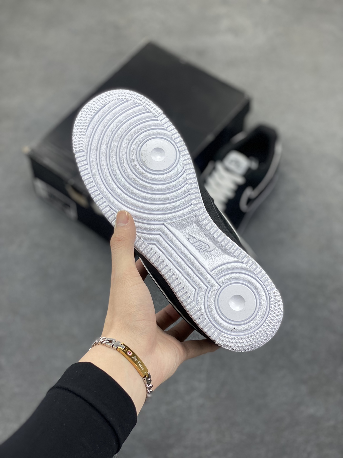 图片[5]-Nike Air Force 1 Low 空军一号低帮百搭休闲运动板鞋。柔软、弹性十足的缓震性能和出色的中底设计，横跨复古与现代的外型结合，造就出风靡全球三十多年的Force 1，直到今天还深受青睐。 货号：DC2911-002A 尺码：36 37.5 38 39 40 41 42 43 44 45-选品中心