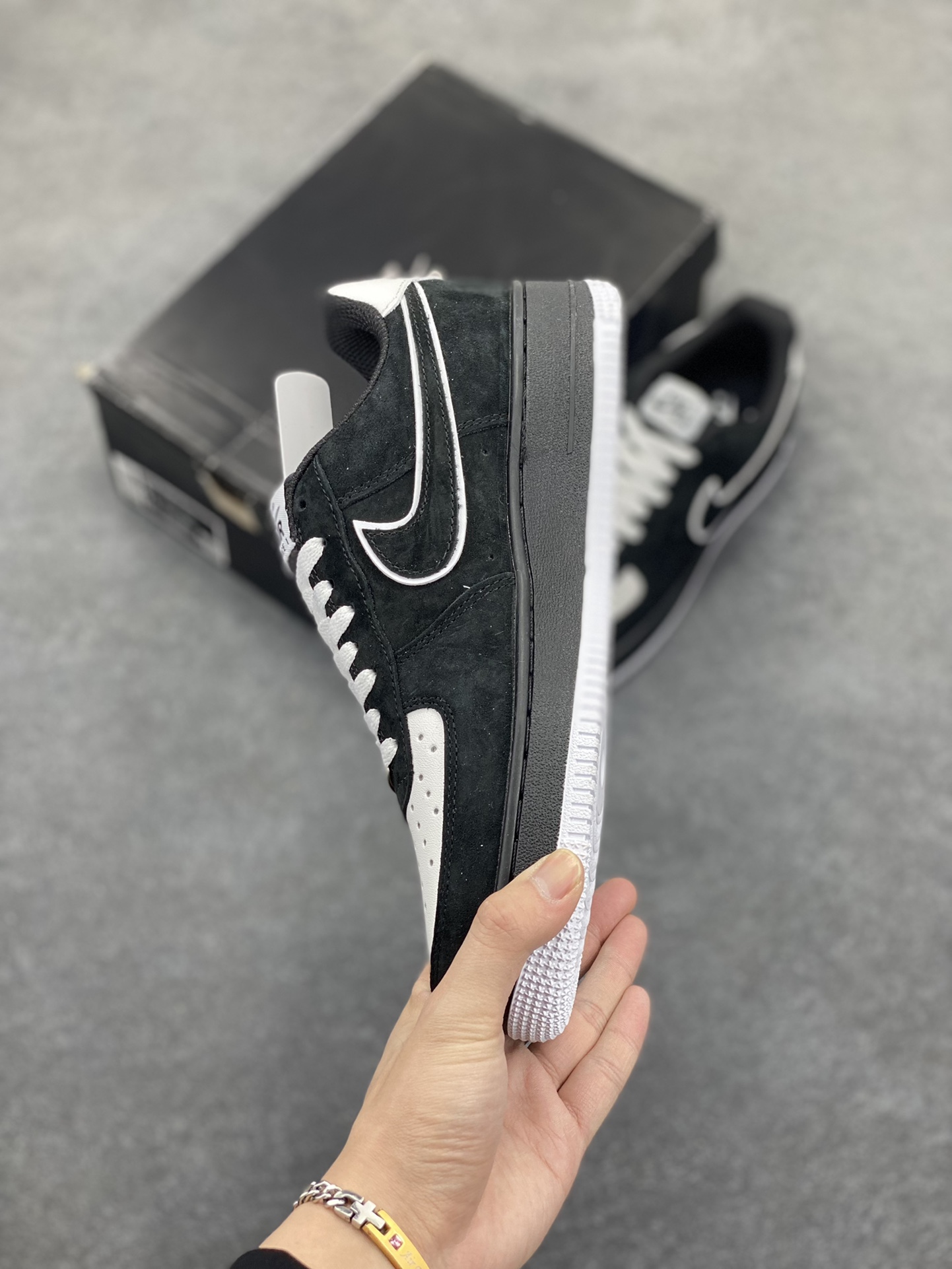 图片[3]-Nike Air Force 1 Low 空军一号低帮百搭休闲运动板鞋。柔软、弹性十足的缓震性能和出色的中底设计，横跨复古与现代的外型结合，造就出风靡全球三十多年的Force 1，直到今天还深受青睐。 货号：DC2911-002A 尺码：36 37.5 38 39 40 41 42 43 44 45-选品中心