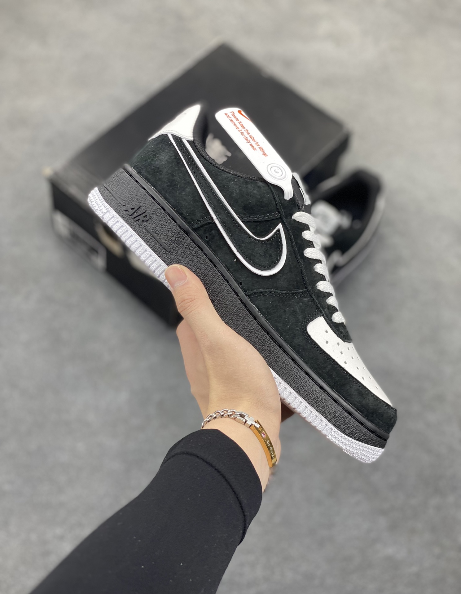 Nike Air Force 1 Low 空军一号低帮百搭休闲运动板鞋。柔软、弹性十足的缓震性能和出色的中底设计，横跨复古与现代的外型结合，造就出风靡全球三十多年的Force 1，直到今天还深受青睐。 货号：DC2911-002A 尺码：36 37.5 38 39 40 41 42 43 44 45-选品中心