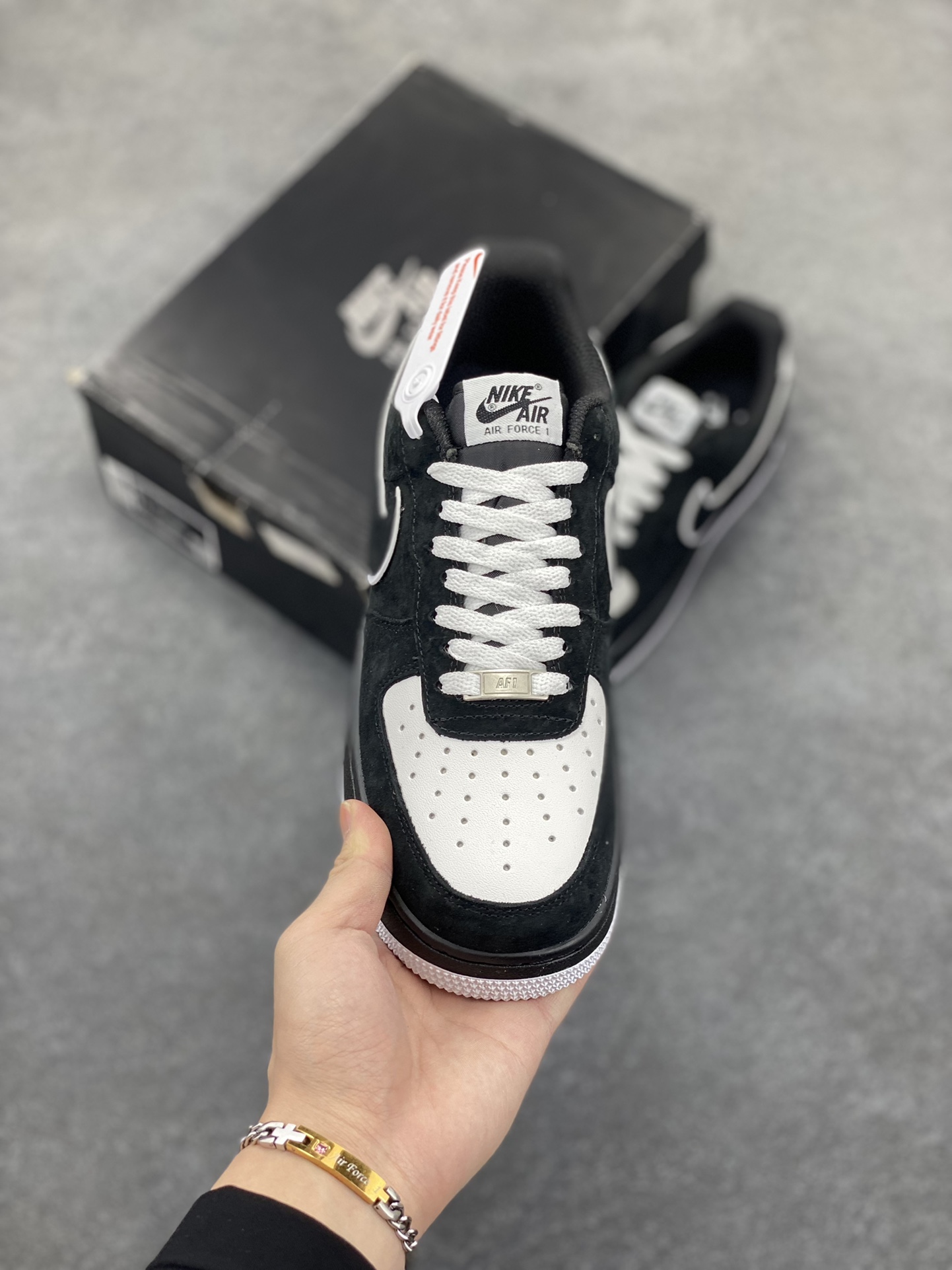 图片[2]-Nike Air Force 1 Low 空军一号低帮百搭休闲运动板鞋。柔软、弹性十足的缓震性能和出色的中底设计，横跨复古与现代的外型结合，造就出风靡全球三十多年的Force 1，直到今天还深受青睐。 货号：DC2911-002A 尺码：36 37.5 38 39 40 41 42 43 44 45-选品中心
