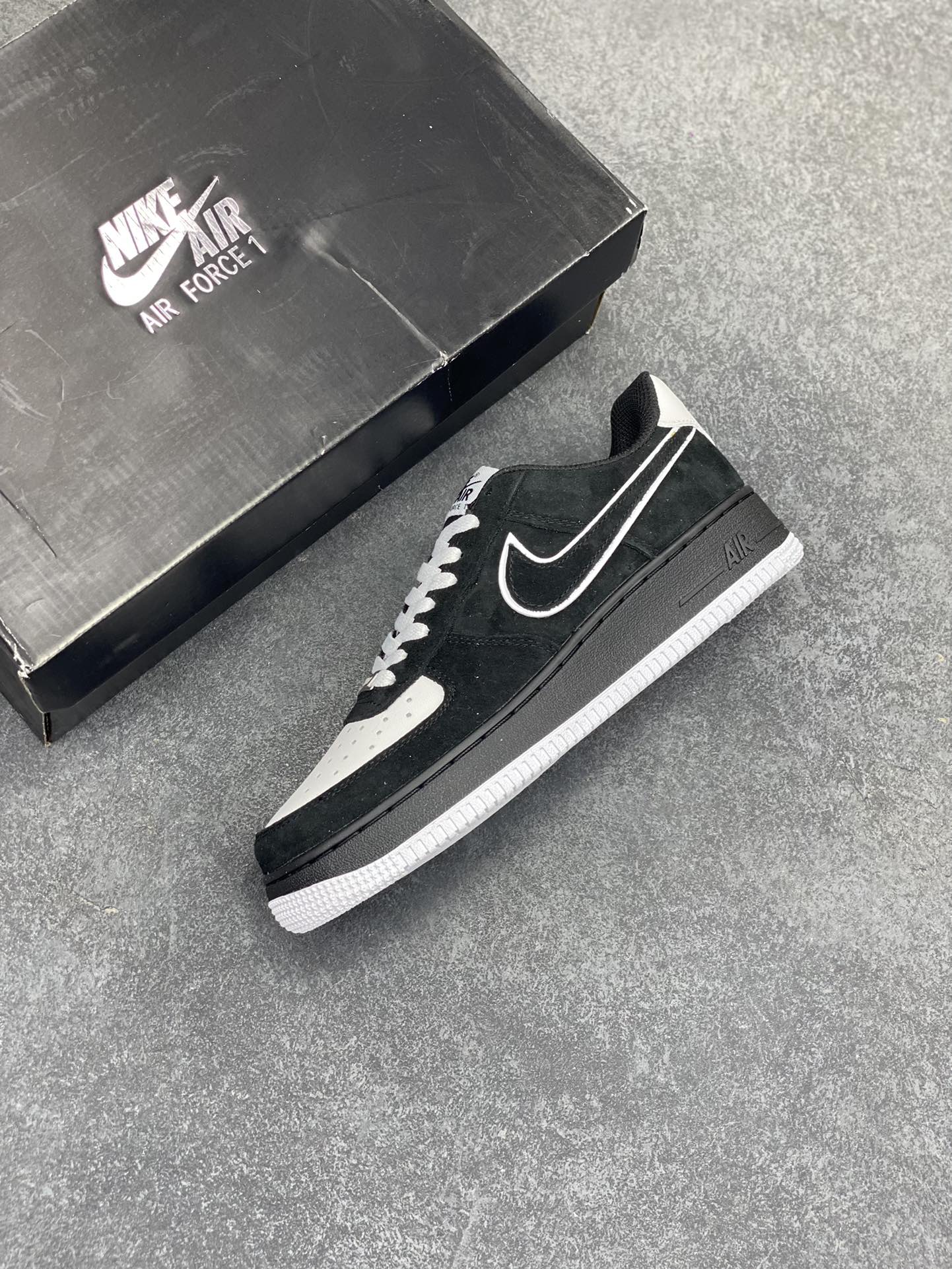 图片[7]-Nike Air Force 1 Low 空军一号低帮百搭休闲运动板鞋。柔软、弹性十足的缓震性能和出色的中底设计，横跨复古与现代的外型结合，造就出风靡全球三十多年的Force 1，直到今天还深受青睐。 货号：DC2911-002A 尺码：36 37.5 38 39 40 41 42 43 44 45-选品中心