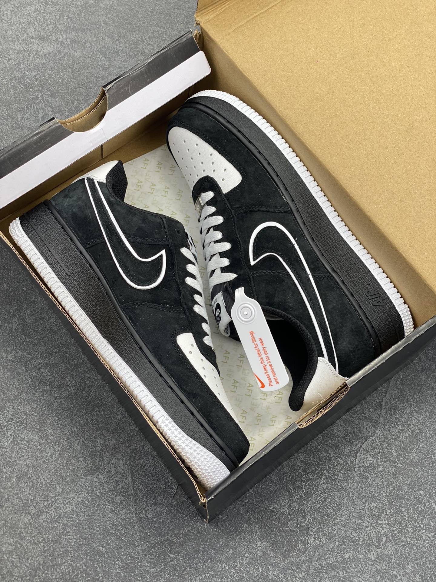 图片[9]-Nike Air Force 1 Low 空军一号低帮百搭休闲运动板鞋。柔软、弹性十足的缓震性能和出色的中底设计，横跨复古与现代的外型结合，造就出风靡全球三十多年的Force 1，直到今天还深受青睐。 货号：DC2911-002A 尺码：36 37.5 38 39 40 41 42 43 44 45-选品中心