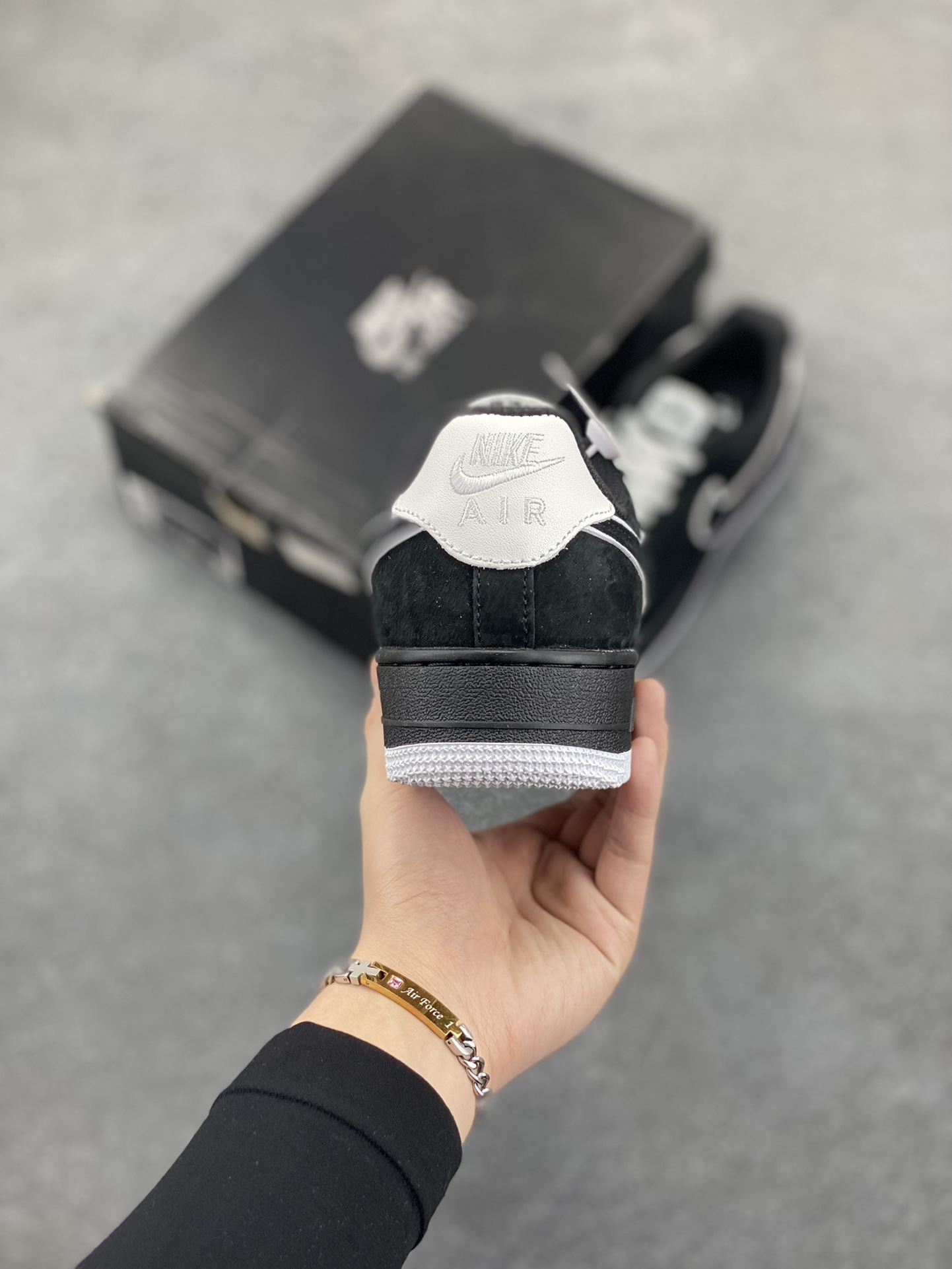 图片[4]-Nike Air Force 1 Low 空军一号低帮百搭休闲运动板鞋。柔软、弹性十足的缓震性能和出色的中底设计，横跨复古与现代的外型结合，造就出风靡全球三十多年的Force 1，直到今天还深受青睐。 货号：DC2911-002A 尺码：36 37.5 38 39 40 41 42 43 44 45-选品中心