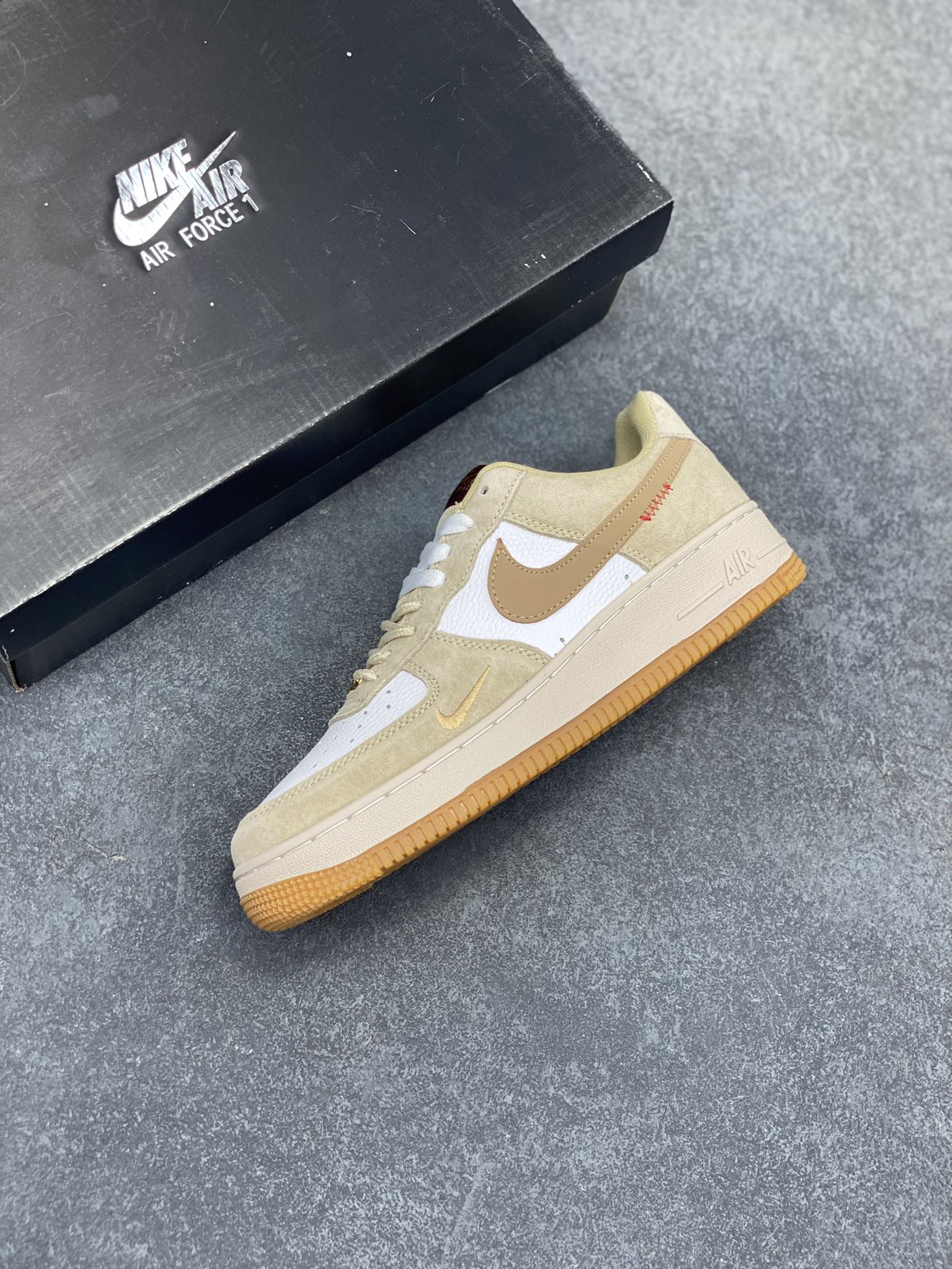 图片[7]-Nike Air Force 1 Low 空军一号低帮百搭休闲运动板鞋。柔软、弹性十足的缓震性能和出色的中底设计，横跨复古与现代的外型结合，造就出风靡全球三十多年的Force 1，直到今天还深受青睐。 货号：HV5990-172 尺码：36 37.5 38 39 40 41 42 43 44 45-选品中心