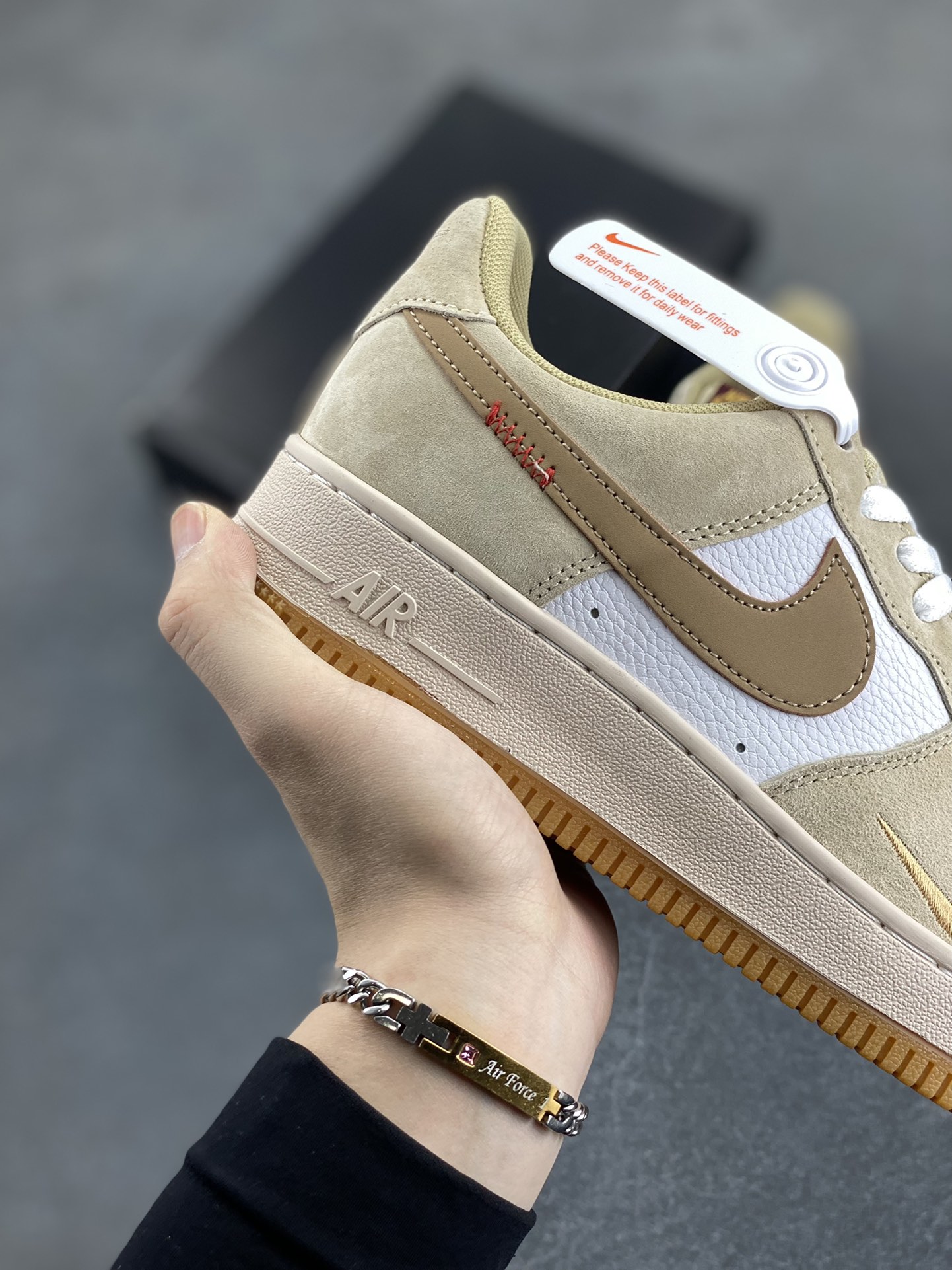 图片[6]-Nike Air Force 1 Low 空军一号低帮百搭休闲运动板鞋。柔软、弹性十足的缓震性能和出色的中底设计，横跨复古与现代的外型结合，造就出风靡全球三十多年的Force 1，直到今天还深受青睐。 货号：HV5990-172 尺码：36 37.5 38 39 40 41 42 43 44 45-选品中心