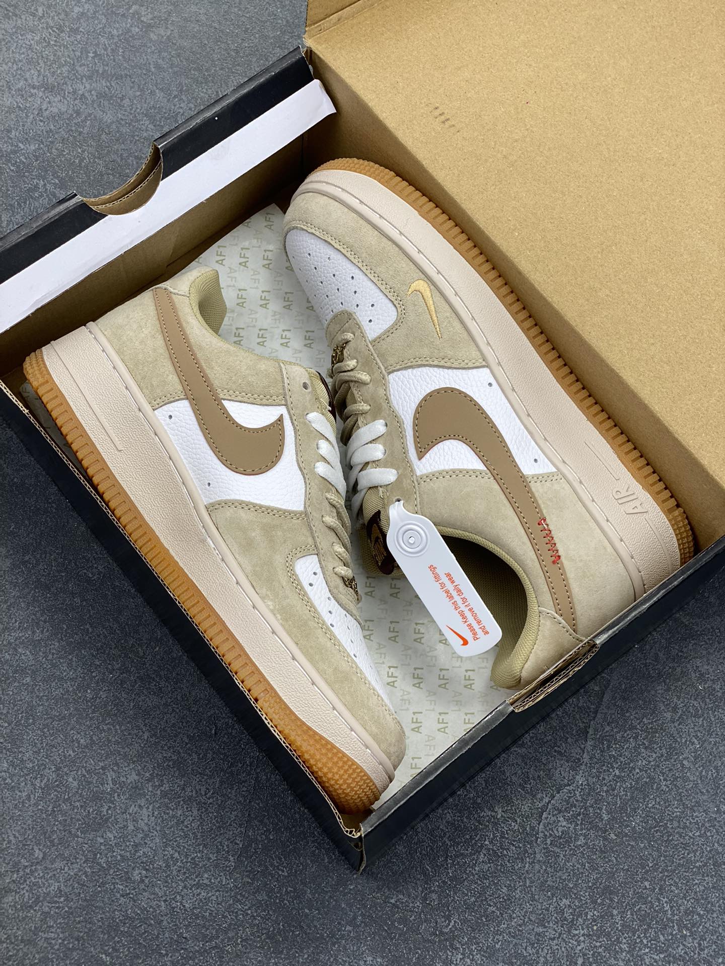 图片[9]-Nike Air Force 1 Low 空军一号低帮百搭休闲运动板鞋。柔软、弹性十足的缓震性能和出色的中底设计，横跨复古与现代的外型结合，造就出风靡全球三十多年的Force 1，直到今天还深受青睐。 货号：HV5990-172 尺码：36 37.5 38 39 40 41 42 43 44 45-选品中心