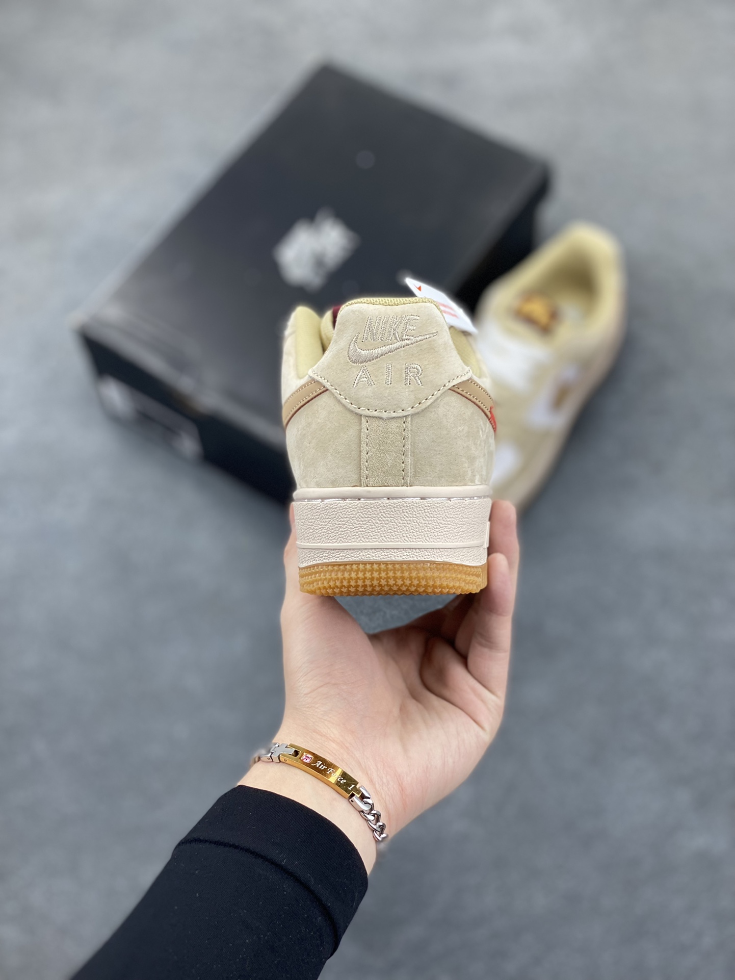 图片[4]-Nike Air Force 1 Low 空军一号低帮百搭休闲运动板鞋。柔软、弹性十足的缓震性能和出色的中底设计，横跨复古与现代的外型结合，造就出风靡全球三十多年的Force 1，直到今天还深受青睐。 货号：HV5990-172 尺码：36 37.5 38 39 40 41 42 43 44 45-选品中心