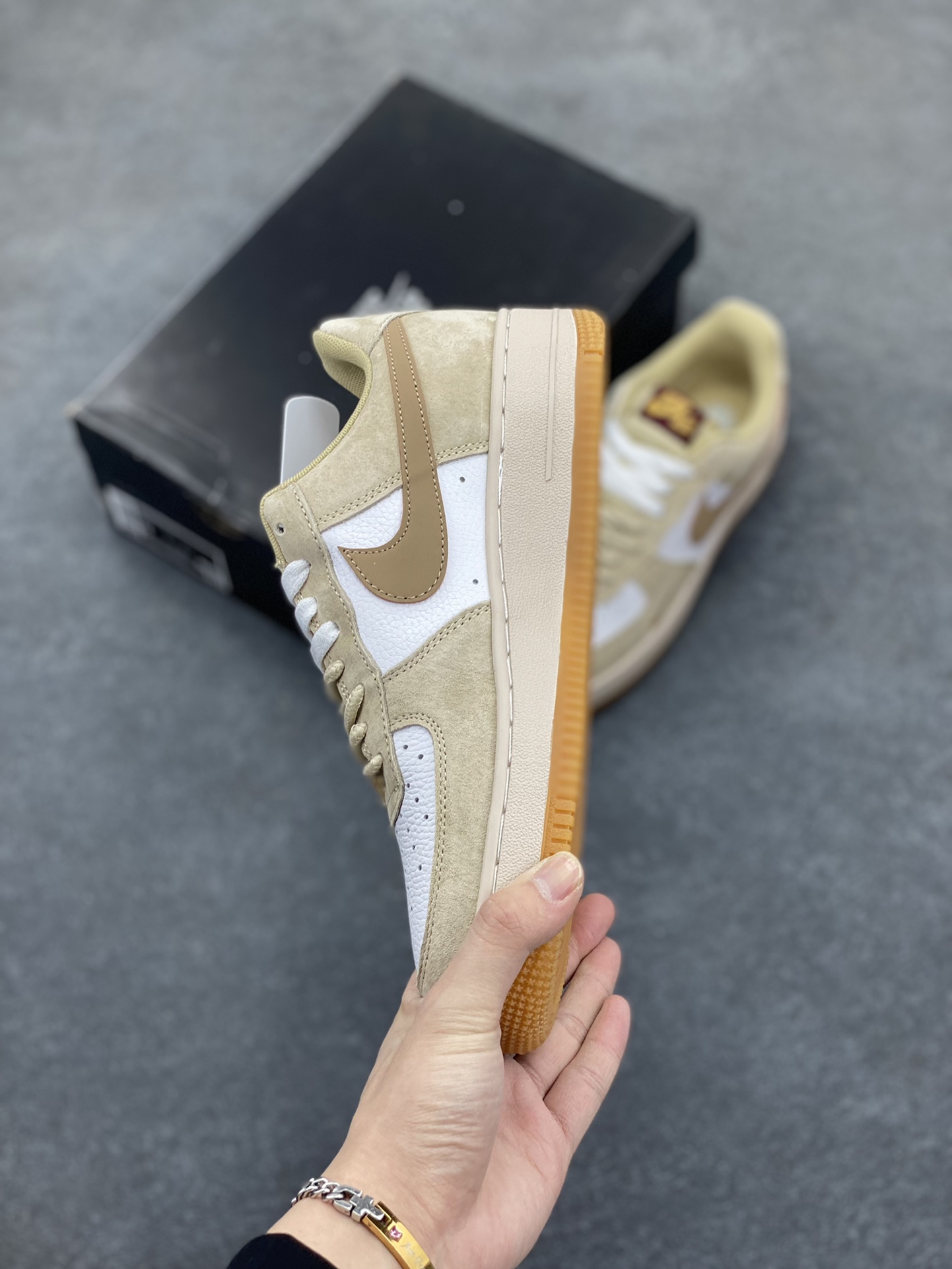 图片[3]-Nike Air Force 1 Low 空军一号低帮百搭休闲运动板鞋。柔软、弹性十足的缓震性能和出色的中底设计，横跨复古与现代的外型结合，造就出风靡全球三十多年的Force 1，直到今天还深受青睐。 货号：HV5990-172 尺码：36 37.5 38 39 40 41 42 43 44 45-选品中心