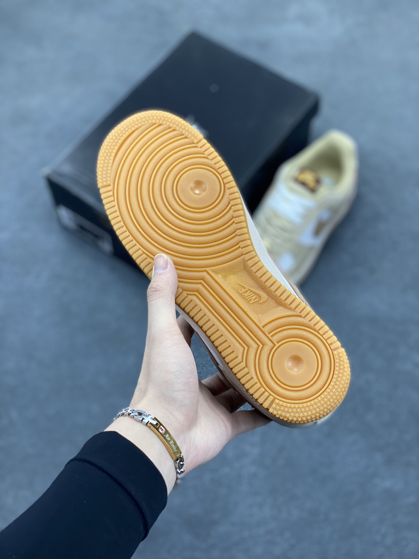 图片[5]-Nike Air Force 1 Low 空军一号低帮百搭休闲运动板鞋。柔软、弹性十足的缓震性能和出色的中底设计，横跨复古与现代的外型结合，造就出风靡全球三十多年的Force 1，直到今天还深受青睐。 货号：HV5990-172 尺码：36 37.5 38 39 40 41 42 43 44 45-选品中心