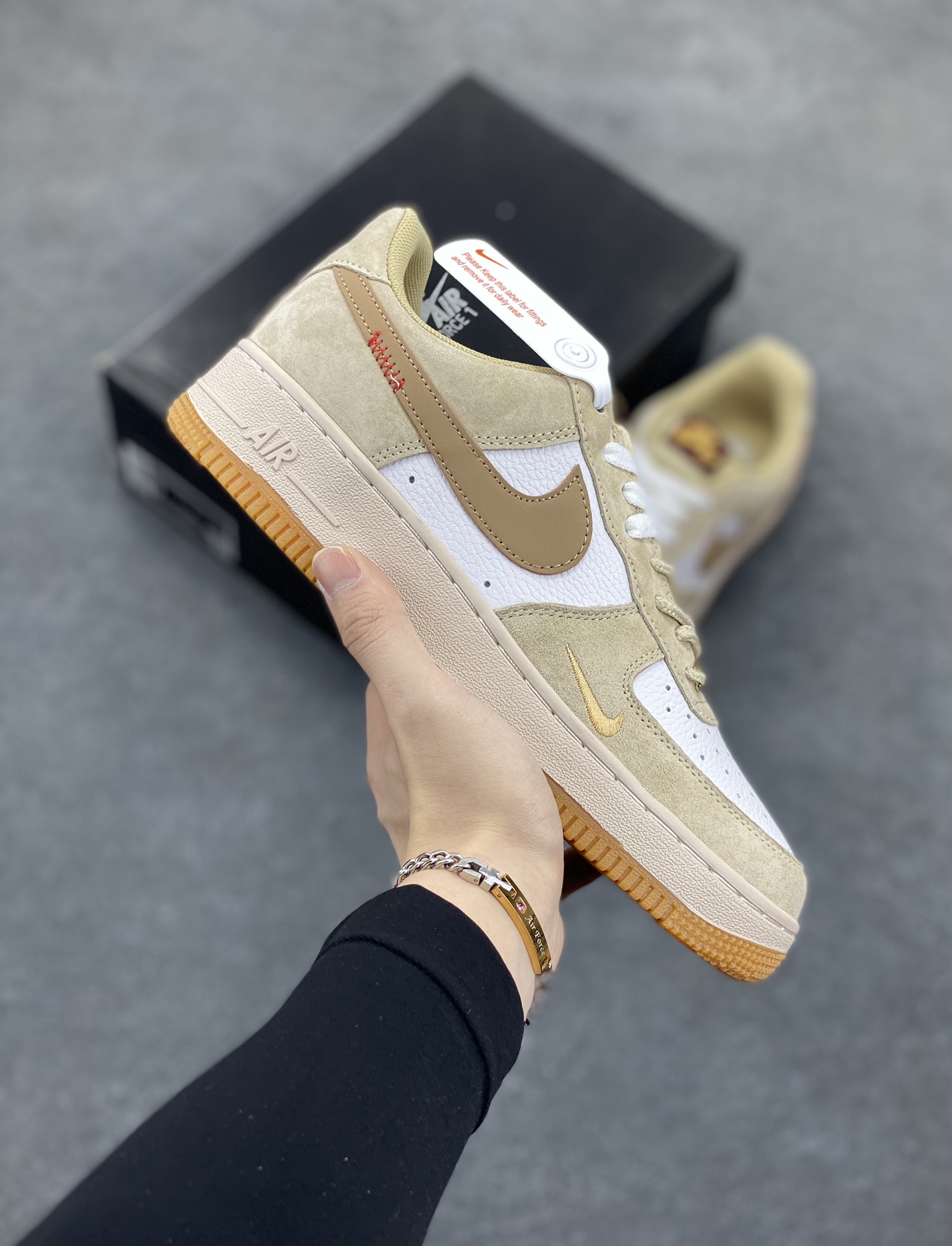 Nike Air Force 1 Low 空军一号低帮百搭休闲运动板鞋。柔软、弹性十足的缓震性能和出色的中底设计，横跨复古与现代的外型结合，造就出风靡全球三十多年的Force 1，直到今天还深受青睐。 货号：HV5990-172 尺码：36 37.5 38 39 40 41 42 43 44 45-选品中心