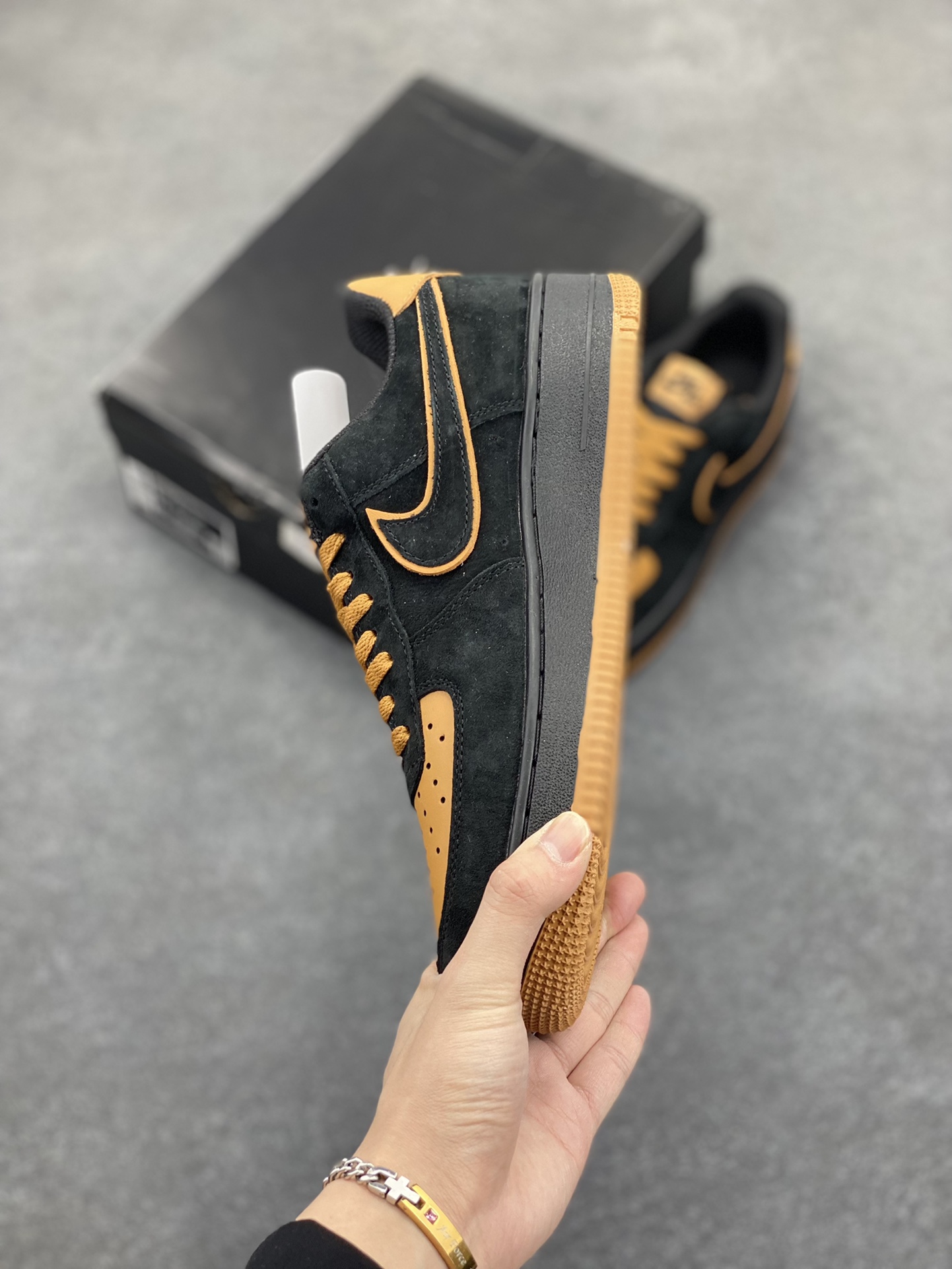 图片[3]-Nike Air Force 1 Low 空军一号低帮百搭休闲运动板鞋。柔软、弹性十足的缓震性能和出色的中底设计，横跨复古与现代的外型结合，造就出风靡全球三十多年的Force 1，直到今天还深受青睐。 货号：DC2911-002B 尺码：36 37.5 38 39 40 41 42 43 44 45-选品中心