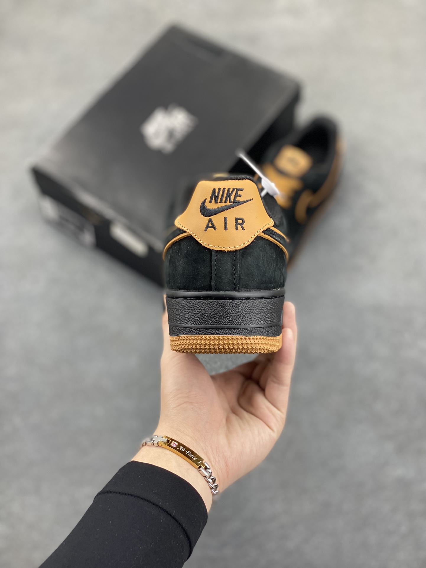 图片[4]-Nike Air Force 1 Low 空军一号低帮百搭休闲运动板鞋。柔软、弹性十足的缓震性能和出色的中底设计，横跨复古与现代的外型结合，造就出风靡全球三十多年的Force 1，直到今天还深受青睐。 货号：DC2911-002B 尺码：36 37.5 38 39 40 41 42 43 44 45-选品中心