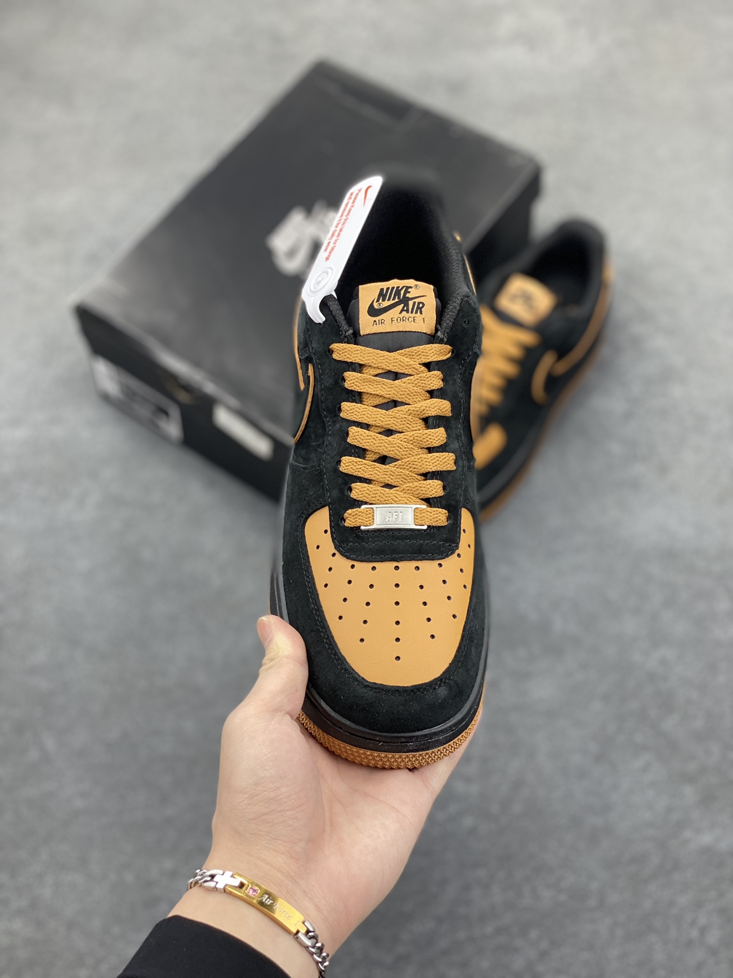 图片[2]-Nike Air Force 1 Low 空军一号低帮百搭休闲运动板鞋。柔软、弹性十足的缓震性能和出色的中底设计，横跨复古与现代的外型结合，造就出风靡全球三十多年的Force 1，直到今天还深受青睐。 货号：DC2911-002B 尺码：36 37.5 38 39 40 41 42 43 44 45-选品中心