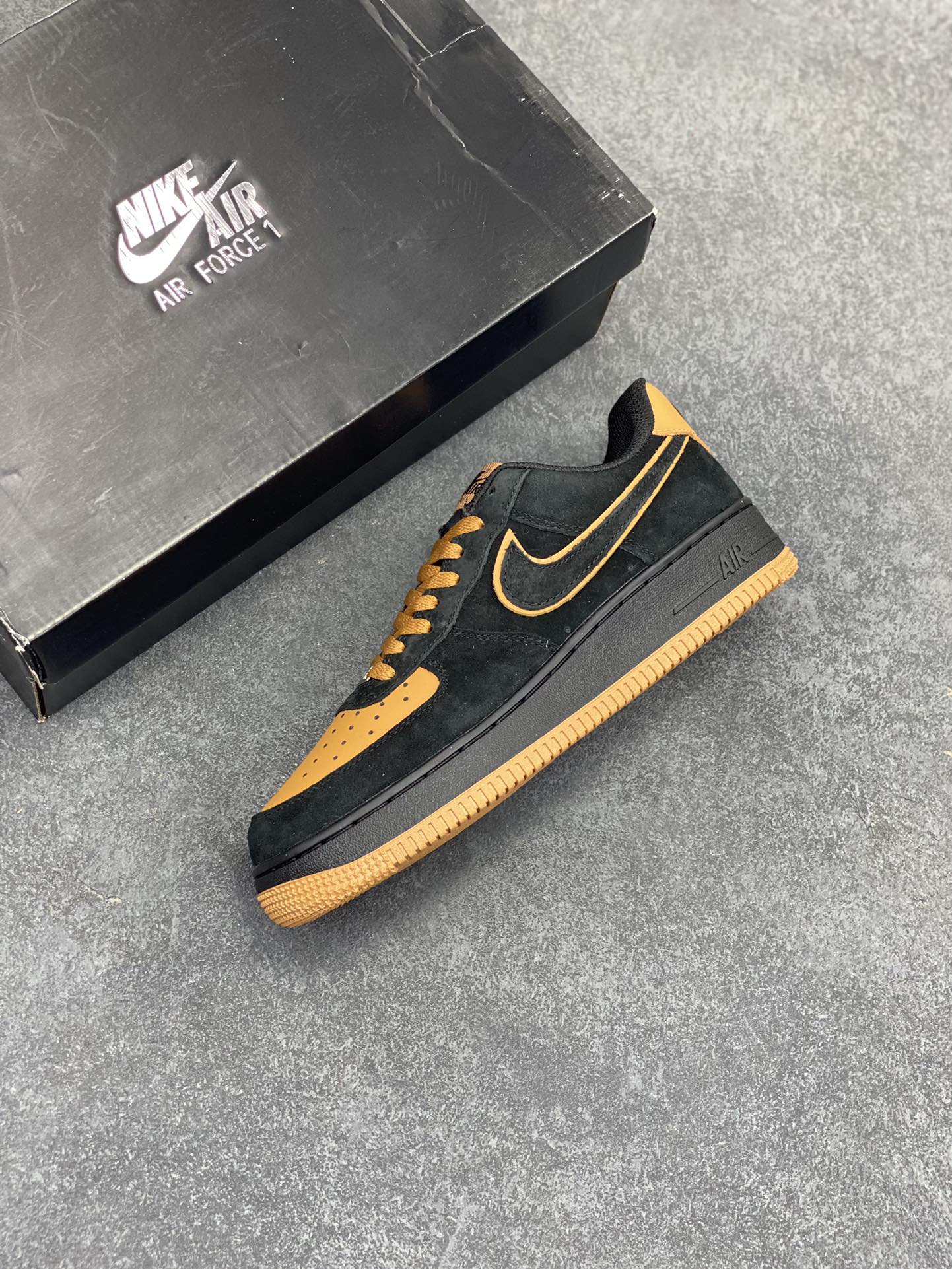 图片[7]-Nike Air Force 1 Low 空军一号低帮百搭休闲运动板鞋。柔软、弹性十足的缓震性能和出色的中底设计，横跨复古与现代的外型结合，造就出风靡全球三十多年的Force 1，直到今天还深受青睐。 货号：DC2911-002B 尺码：36 37.5 38 39 40 41 42 43 44 45-选品中心