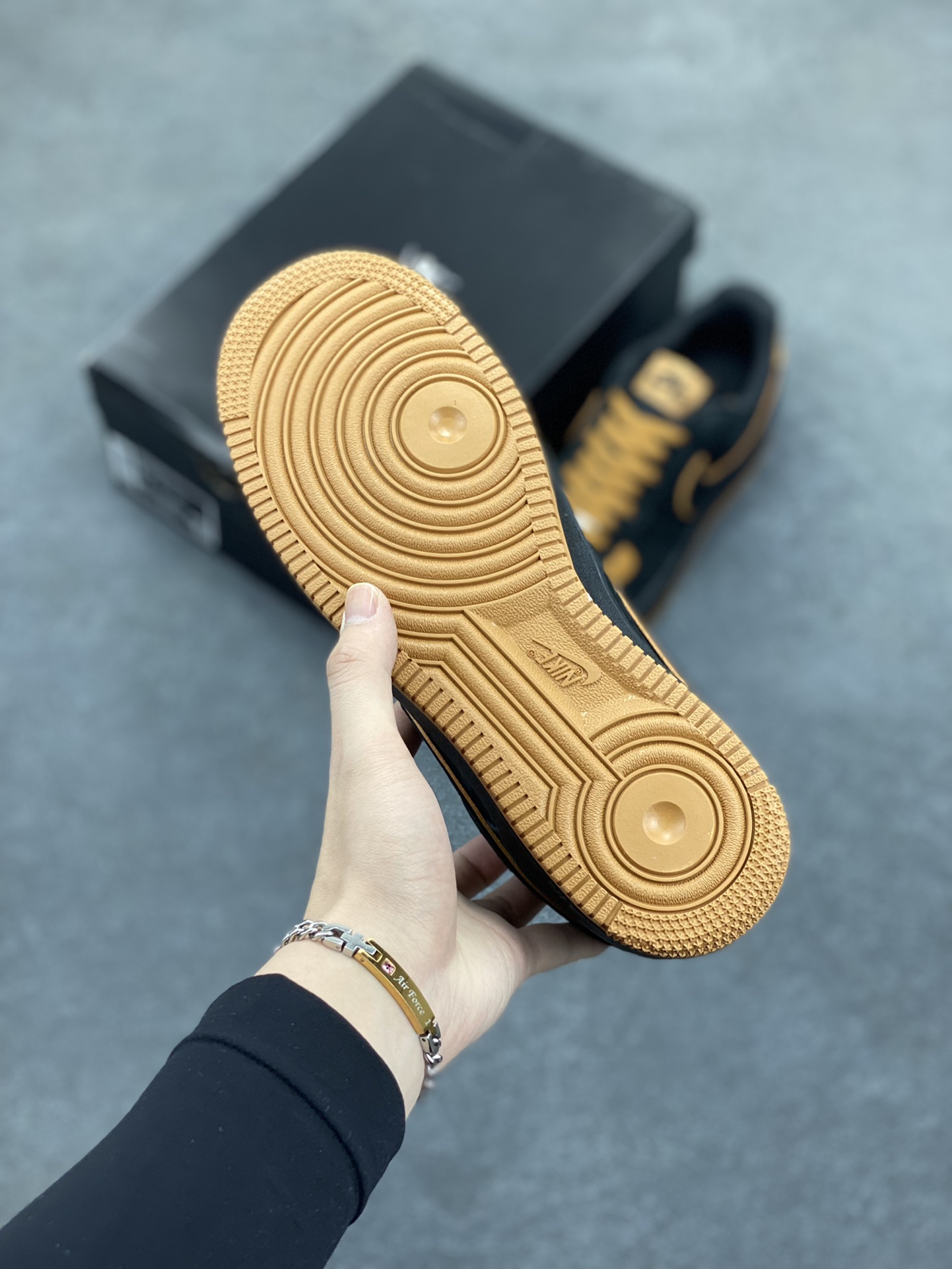 图片[5]-Nike Air Force 1 Low 空军一号低帮百搭休闲运动板鞋。柔软、弹性十足的缓震性能和出色的中底设计，横跨复古与现代的外型结合，造就出风靡全球三十多年的Force 1，直到今天还深受青睐。 货号：DC2911-002B 尺码：36 37.5 38 39 40 41 42 43 44 45-选品中心