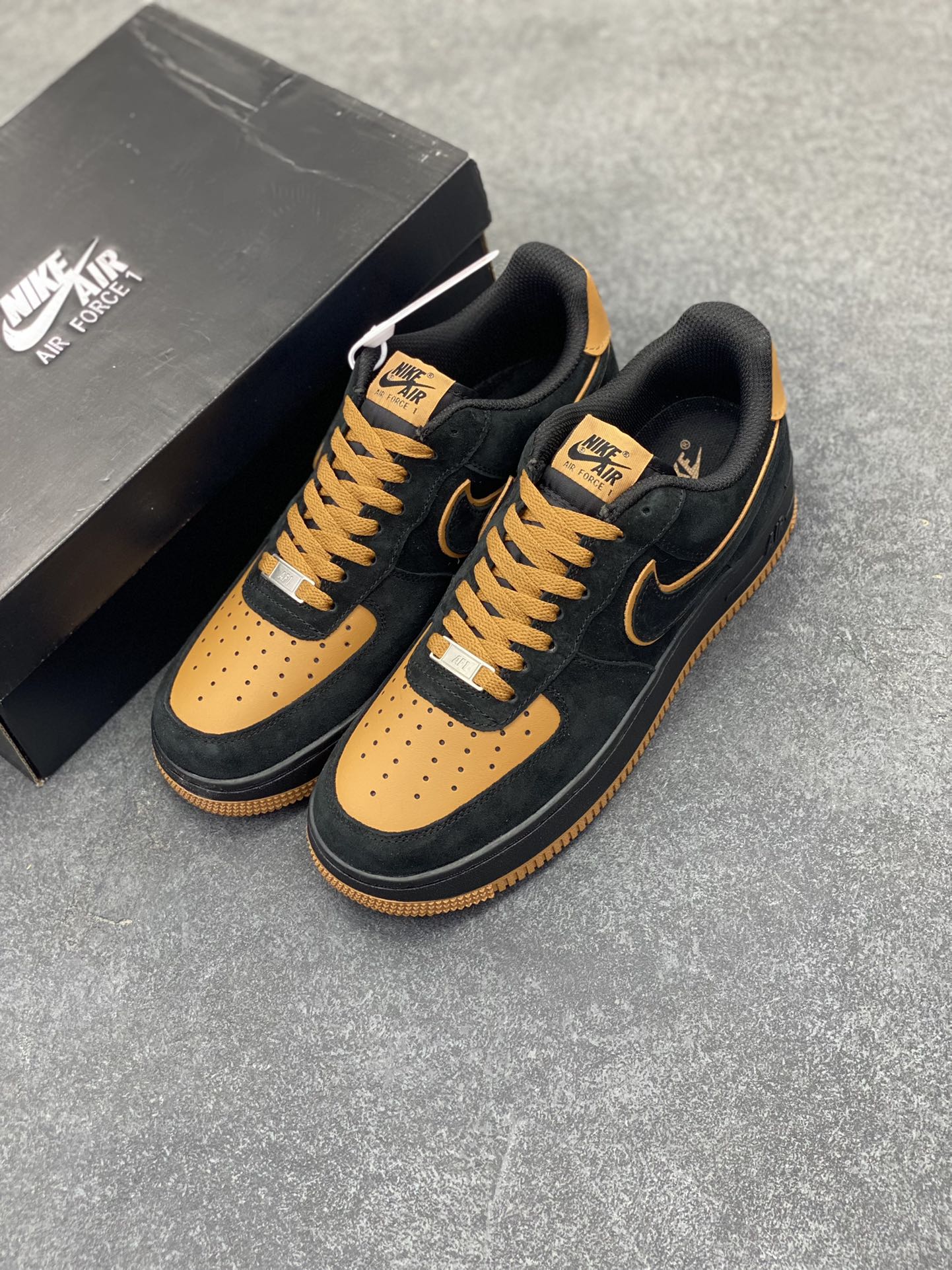 图片[8]-Nike Air Force 1 Low 空军一号低帮百搭休闲运动板鞋。柔软、弹性十足的缓震性能和出色的中底设计，横跨复古与现代的外型结合，造就出风靡全球三十多年的Force 1，直到今天还深受青睐。 货号：DC2911-002B 尺码：36 37.5 38 39 40 41 42 43 44 45-选品中心