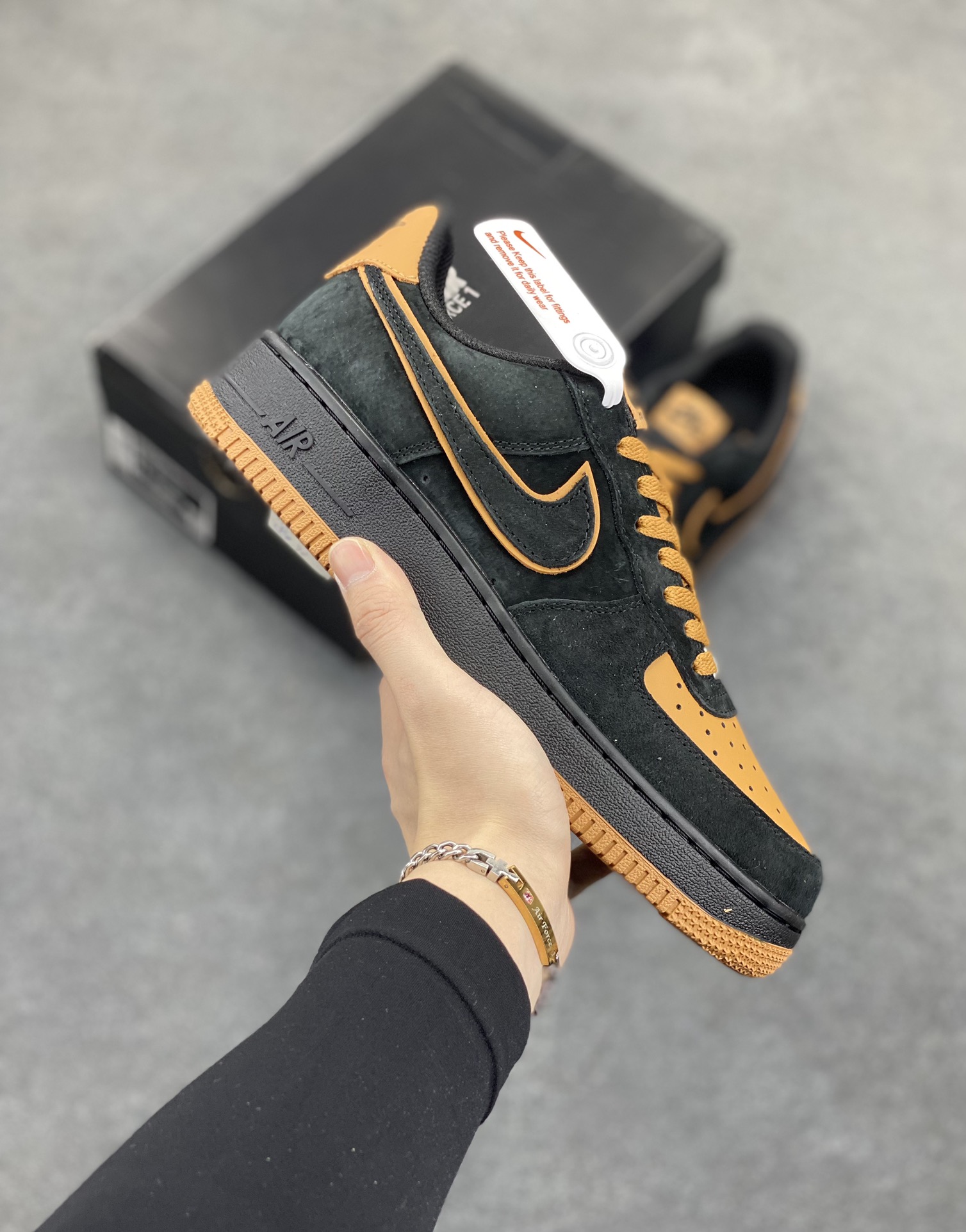 Nike Air Force 1 Low 空军一号低帮百搭休闲运动板鞋。柔软、弹性十足的缓震性能和出色的中底设计，横跨复古与现代的外型结合，造就出风靡全球三十多年的Force 1，直到今天还深受青睐。 货号：DC2911-002B 尺码：36 37.5 38 39 40 41 42 43 44 45-选品中心
