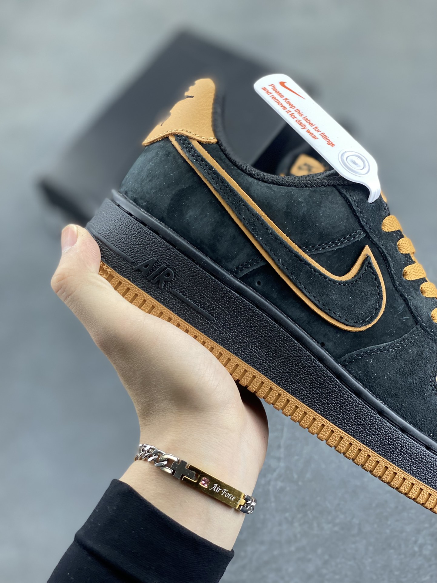 图片[6]-Nike Air Force 1 Low 空军一号低帮百搭休闲运动板鞋。柔软、弹性十足的缓震性能和出色的中底设计，横跨复古与现代的外型结合，造就出风靡全球三十多年的Force 1，直到今天还深受青睐。 货号：DC2911-002B 尺码：36 37.5 38 39 40 41 42 43 44 45-选品中心