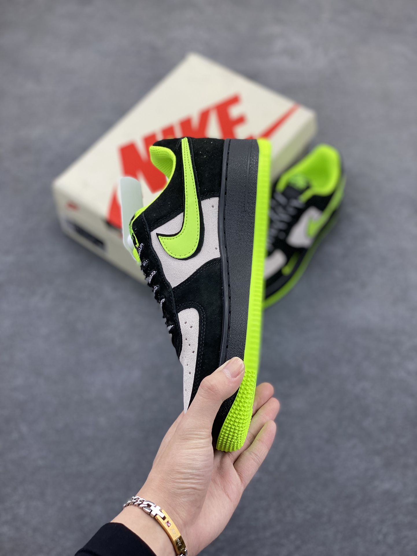 图片[3]-Nike Air Force 1 Low 空军一号低帮百搭休闲运动板鞋。柔软、弹性十足的缓震性能和出色的中底设计，横跨复古与现代的外型结合，造就出风靡全球三十多年的Force 1，直到今天还深受青睐。 货号：DF0188-009 尺码：36 37.5 38 39 40 41 42 43 44 45-选品中心