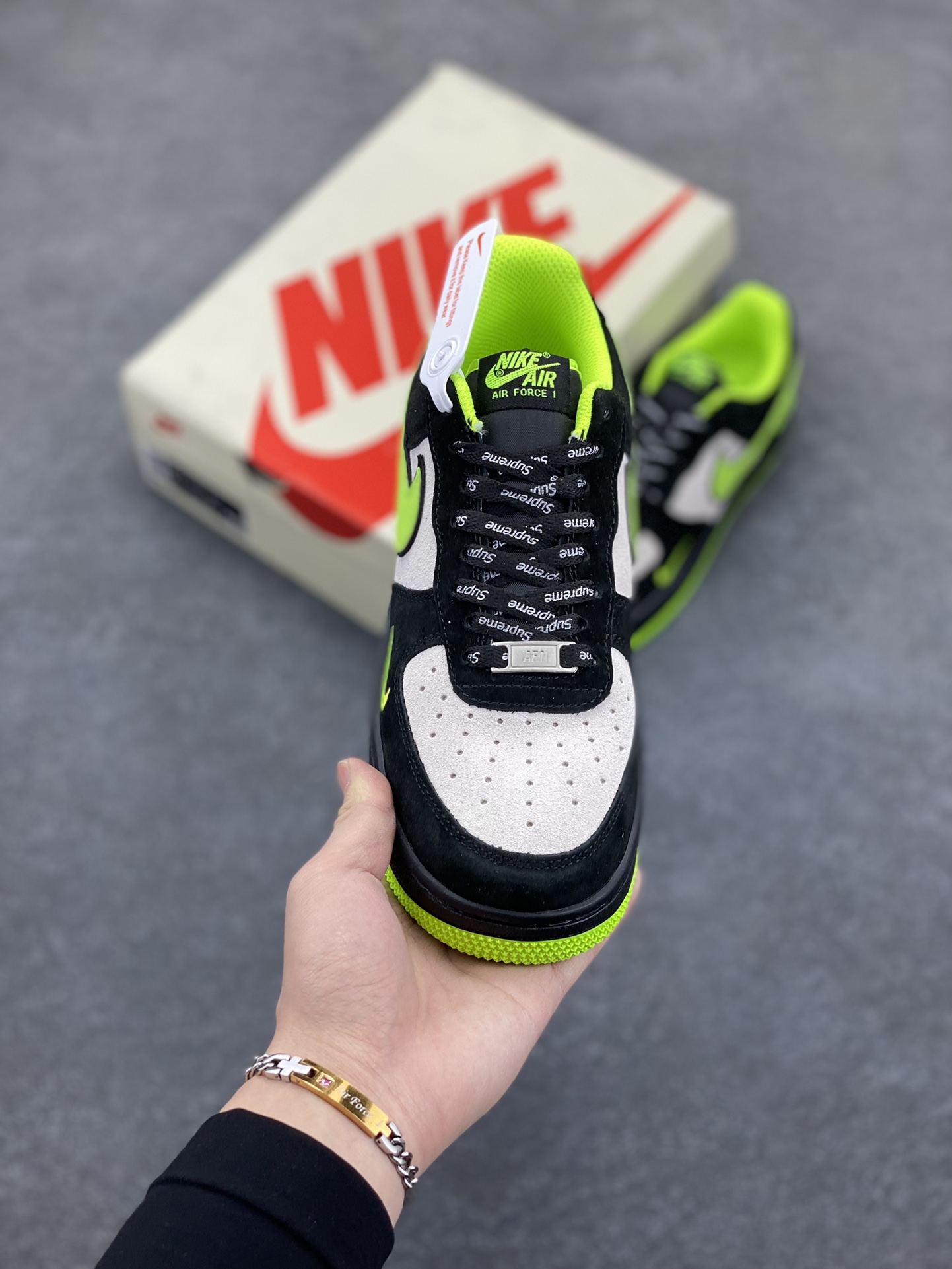 图片[2]-Nike Air Force 1 Low 空军一号低帮百搭休闲运动板鞋。柔软、弹性十足的缓震性能和出色的中底设计，横跨复古与现代的外型结合，造就出风靡全球三十多年的Force 1，直到今天还深受青睐。 货号：DF0188-009 尺码：36 37.5 38 39 40 41 42 43 44 45-选品中心