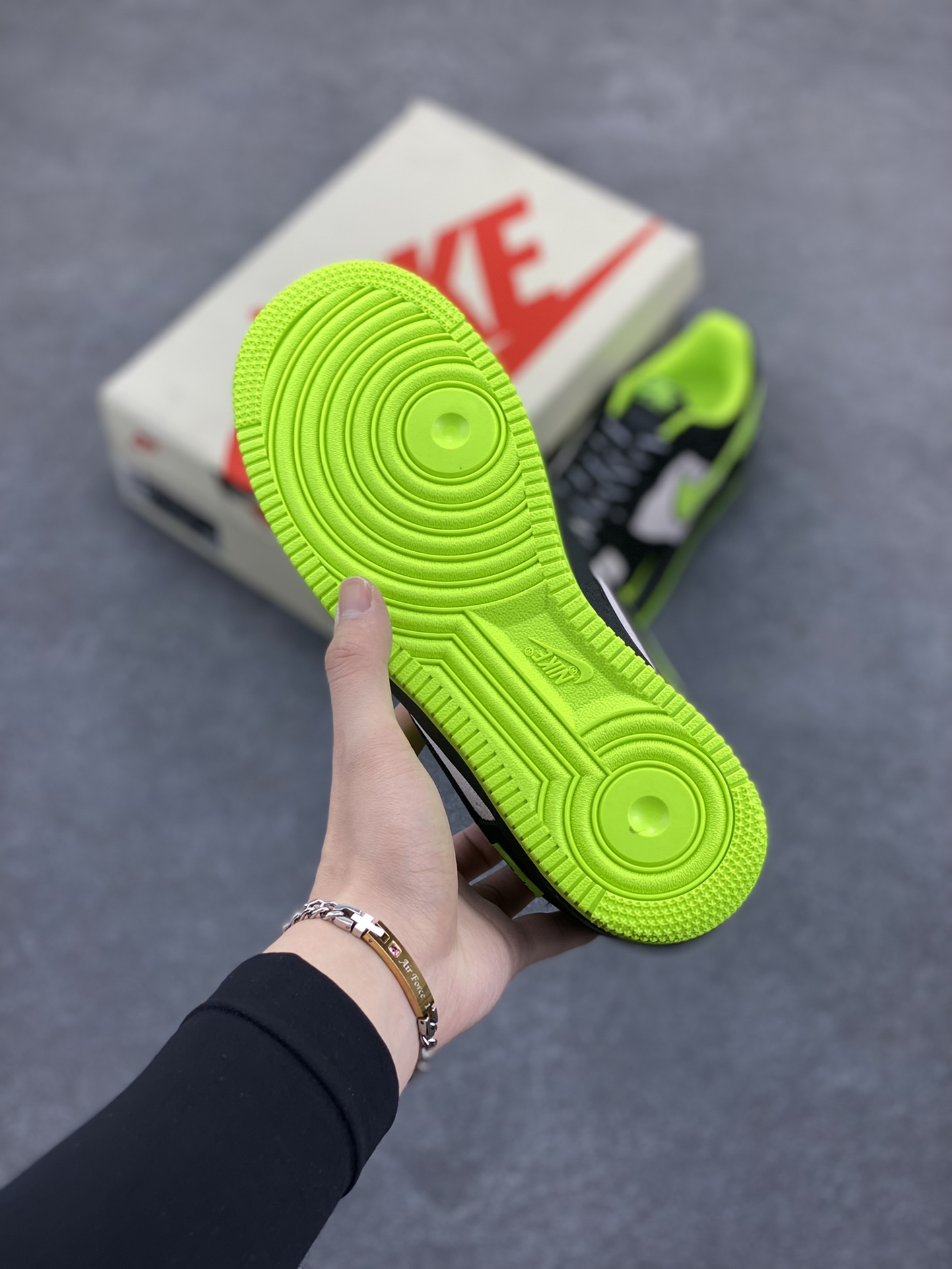 图片[5]-Nike Air Force 1 Low 空军一号低帮百搭休闲运动板鞋。柔软、弹性十足的缓震性能和出色的中底设计，横跨复古与现代的外型结合，造就出风靡全球三十多年的Force 1，直到今天还深受青睐。 货号：DF0188-009 尺码：36 37.5 38 39 40 41 42 43 44 45-选品中心