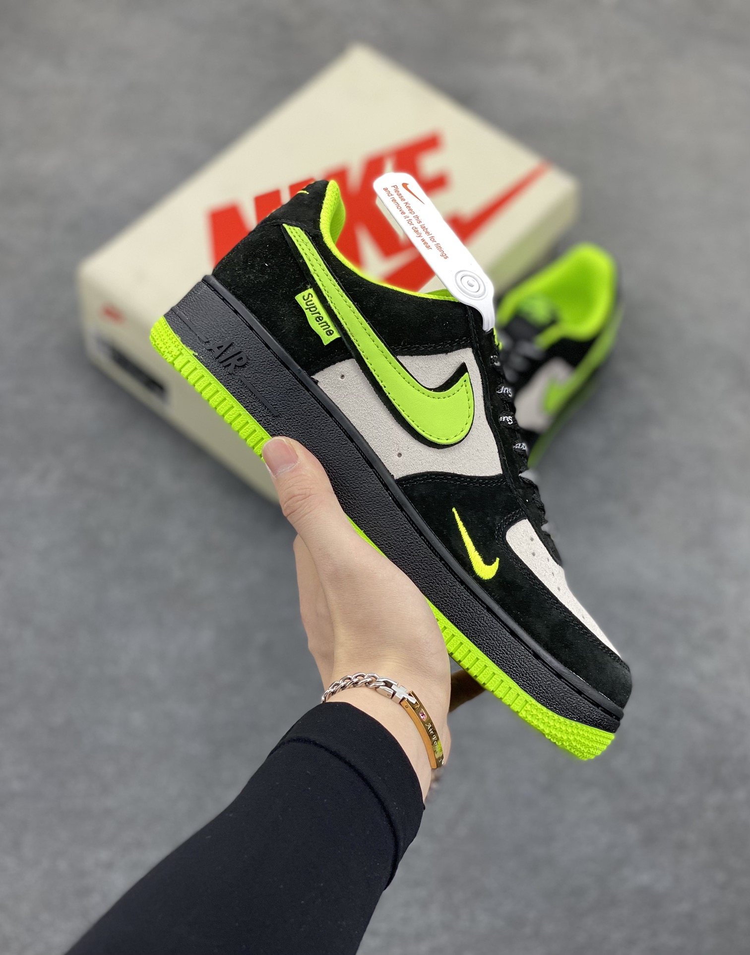 Nike Air Force 1 Low 空军一号低帮百搭休闲运动板鞋。柔软、弹性十足的缓震性能和出色的中底设计，横跨复古与现代的外型结合，造就出风靡全球三十多年的Force 1，直到今天还深受青睐。 货号：DF0188-009 尺码：36 37.5 38 39 40 41 42 43 44 45-选品中心