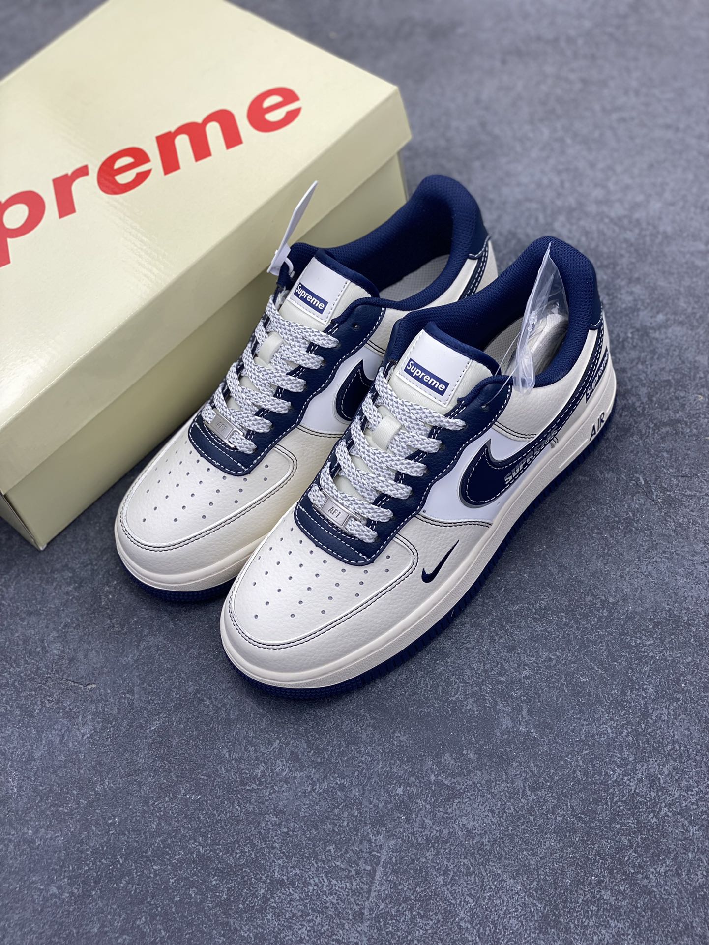 图片[8]-NIke Air Force 1 \’07 Low “Supreme联名——深蓝勾”空军一号 低帮 运动鞋 休闲鞋 折边针车 工艺难度大 原楦头原纸板 原装鞋盒 定制五金配件 内置全掌气垫 原厂鞋底 货号：XS1958-524 尺码：36 36.5 37.5 38 38.5 39 40 40.5 41 42 42.5 43 44 44.5 45-选品中心