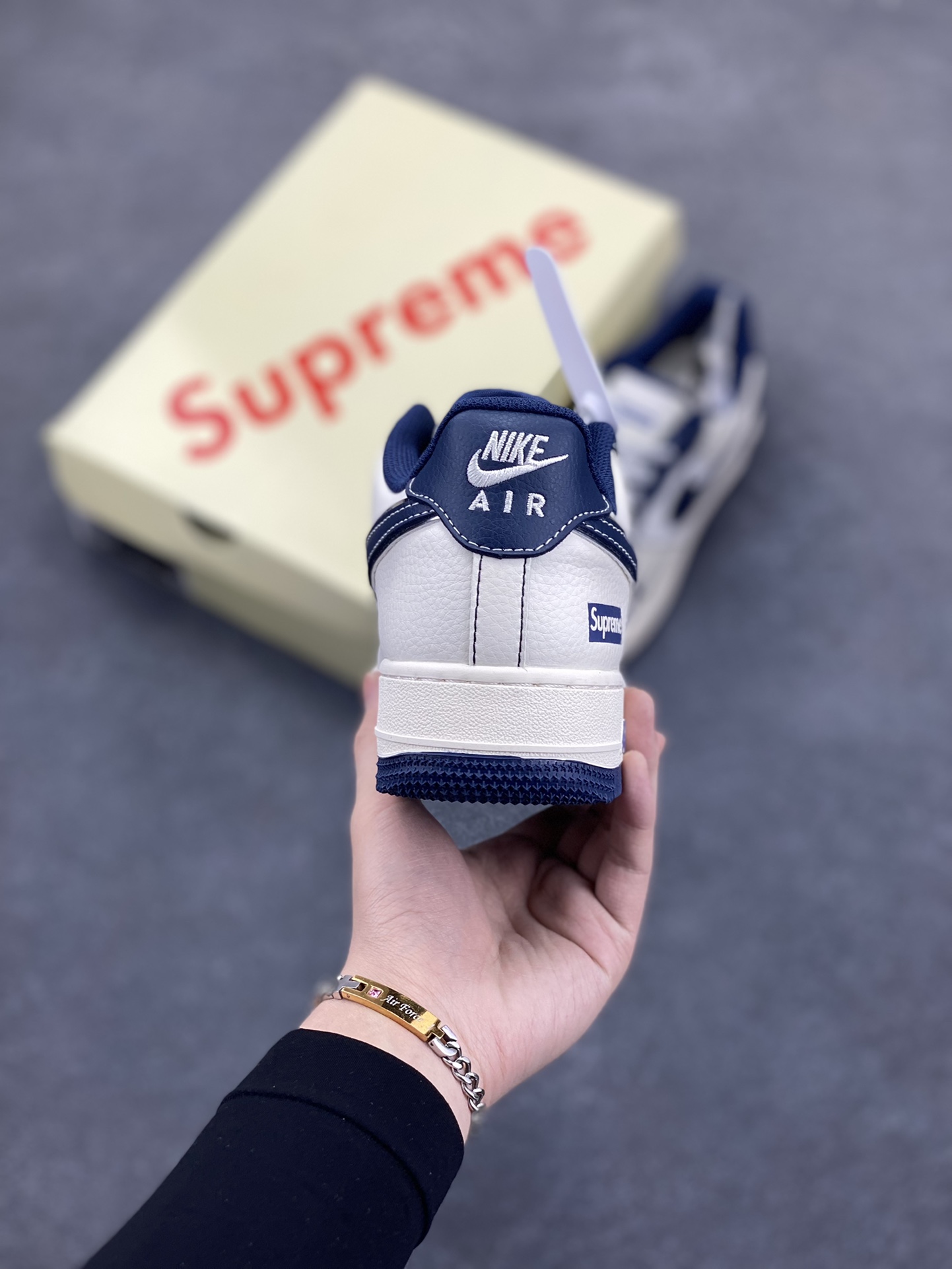 图片[4]-NIke Air Force 1 \’07 Low “Supreme联名——深蓝勾”空军一号 低帮 运动鞋 休闲鞋 折边针车 工艺难度大 原楦头原纸板 原装鞋盒 定制五金配件 内置全掌气垫 原厂鞋底 货号：XS1958-524 尺码：36 36.5 37.5 38 38.5 39 40 40.5 41 42 42.5 43 44 44.5 45-选品中心