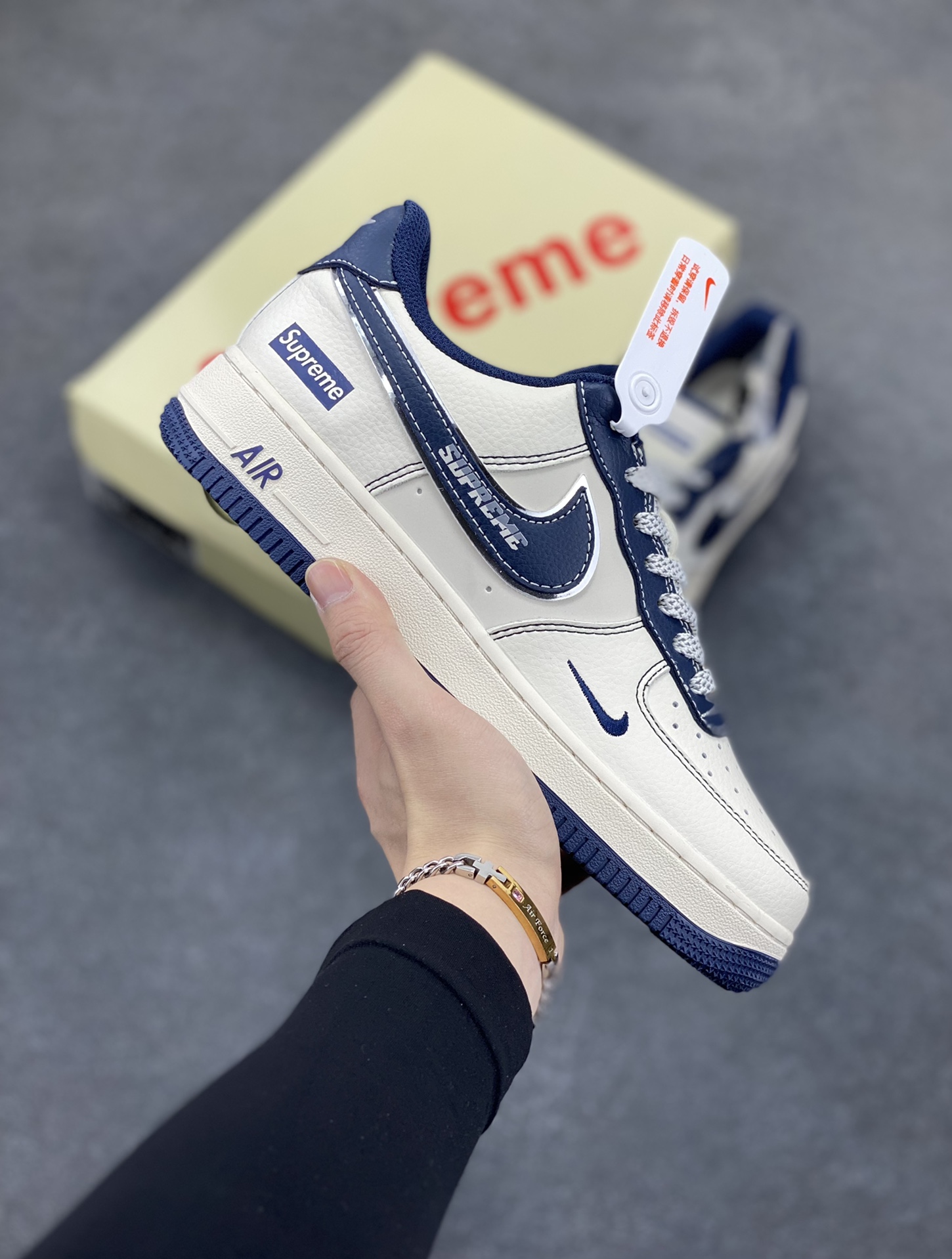 NIke Air Force 1 \'07 Low “Supreme联名——深蓝勾”空军一号 低帮 运动鞋 休闲鞋 折边针车 工艺难度大 原楦头原纸板 原装鞋盒 定制五金配件 内置全掌气垫 原厂鞋底 货号：XS1958-524 尺码：36 36.5 37.5 38 38.5 39 40 40.5 41 42 42.5 43 44 44.5 45-选品中心