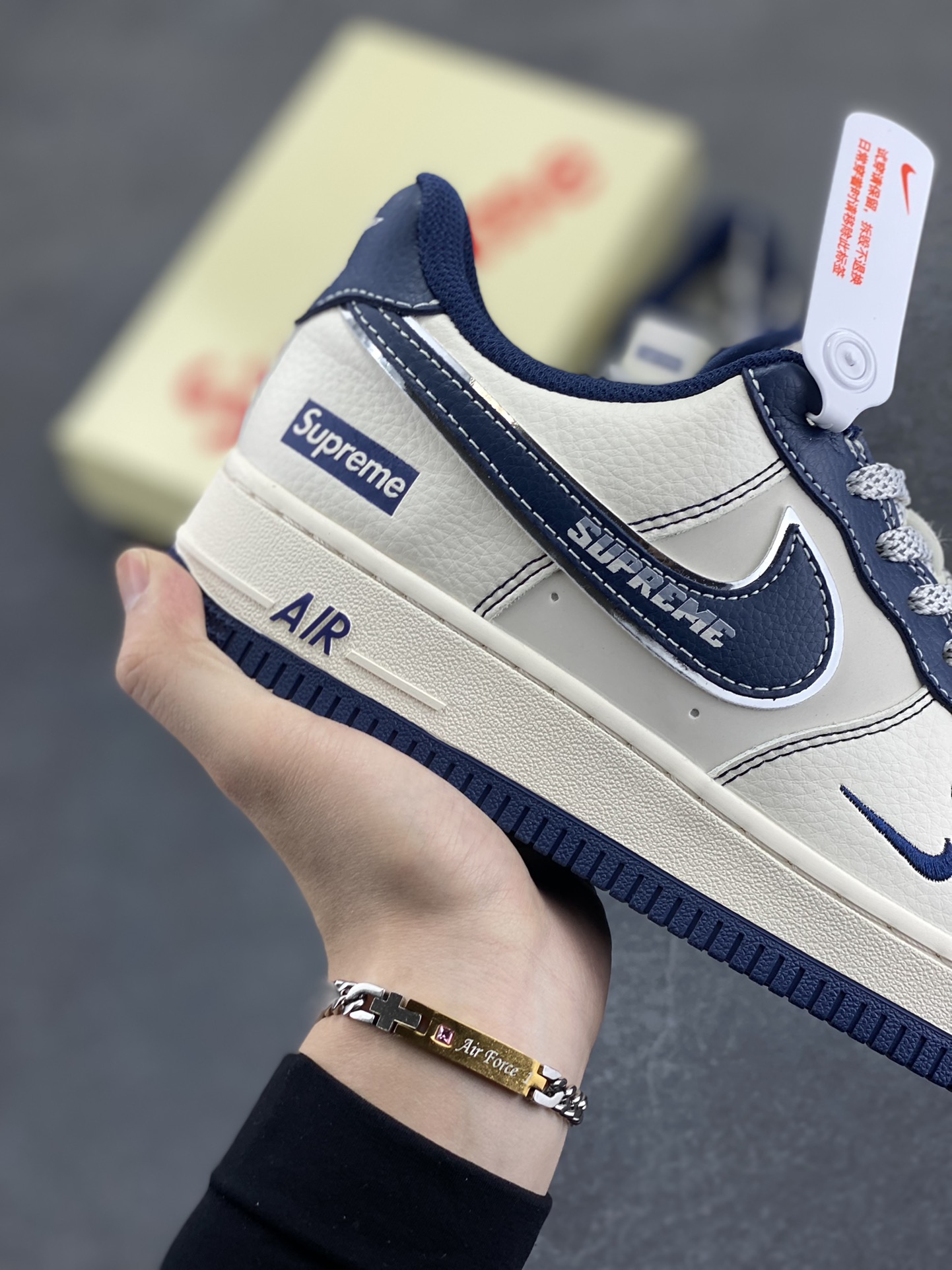 图片[6]-NIke Air Force 1 \’07 Low “Supreme联名——深蓝勾”空军一号 低帮 运动鞋 休闲鞋 折边针车 工艺难度大 原楦头原纸板 原装鞋盒 定制五金配件 内置全掌气垫 原厂鞋底 货号：XS1958-524 尺码：36 36.5 37.5 38 38.5 39 40 40.5 41 42 42.5 43 44 44.5 45-选品中心