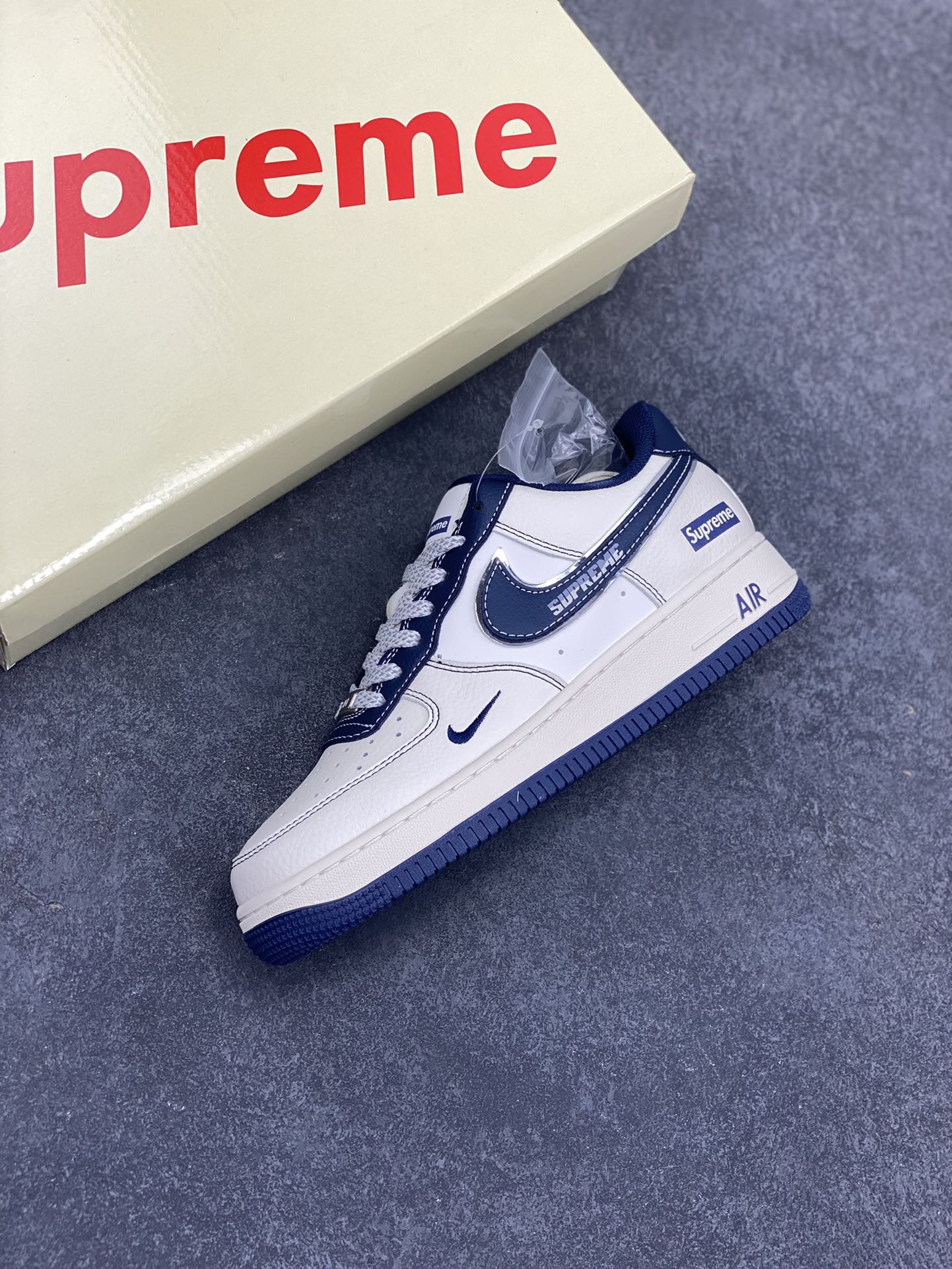 图片[7]-NIke Air Force 1 \’07 Low “Supreme联名——深蓝勾”空军一号 低帮 运动鞋 休闲鞋 折边针车 工艺难度大 原楦头原纸板 原装鞋盒 定制五金配件 内置全掌气垫 原厂鞋底 货号：XS1958-524 尺码：36 36.5 37.5 38 38.5 39 40 40.5 41 42 42.5 43 44 44.5 45-选品中心