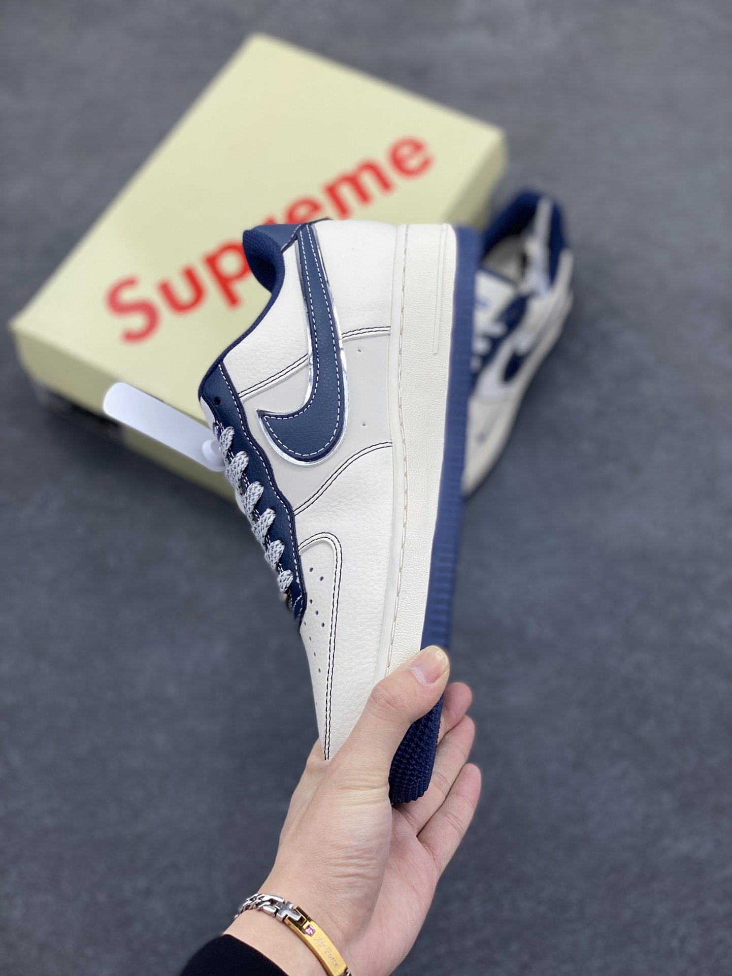 图片[3]-NIke Air Force 1 \’07 Low “Supreme联名——深蓝勾”空军一号 低帮 运动鞋 休闲鞋 折边针车 工艺难度大 原楦头原纸板 原装鞋盒 定制五金配件 内置全掌气垫 原厂鞋底 货号：XS1958-524 尺码：36 36.5 37.5 38 38.5 39 40 40.5 41 42 42.5 43 44 44.5 45-选品中心