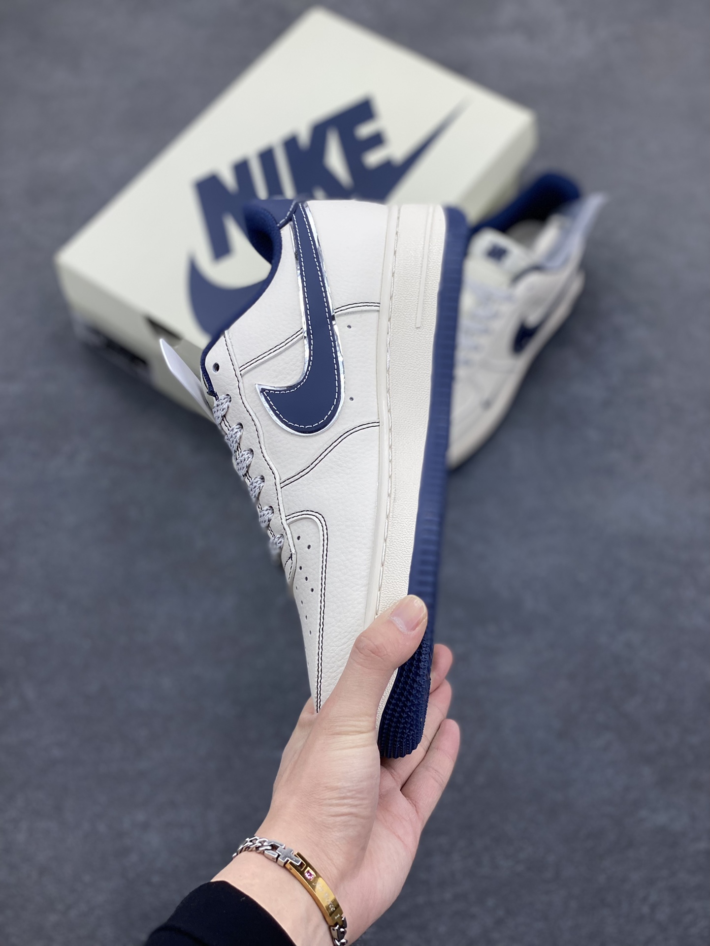 图片[3]-NIke Air Force 1 \’07 Low “UN联名——深蓝泼墨勾”空军一号 低帮 运动鞋 休闲鞋 折边针车 工艺难度大 原楦头原纸板 原装鞋盒 定制五金配件 内置全掌气垫 原厂鞋底 货号：XS1958-522 尺码：36 36.5 37.5 38 38.5 39 40 40.5 41 42 42.5 43 44 44.5 45-选品中心